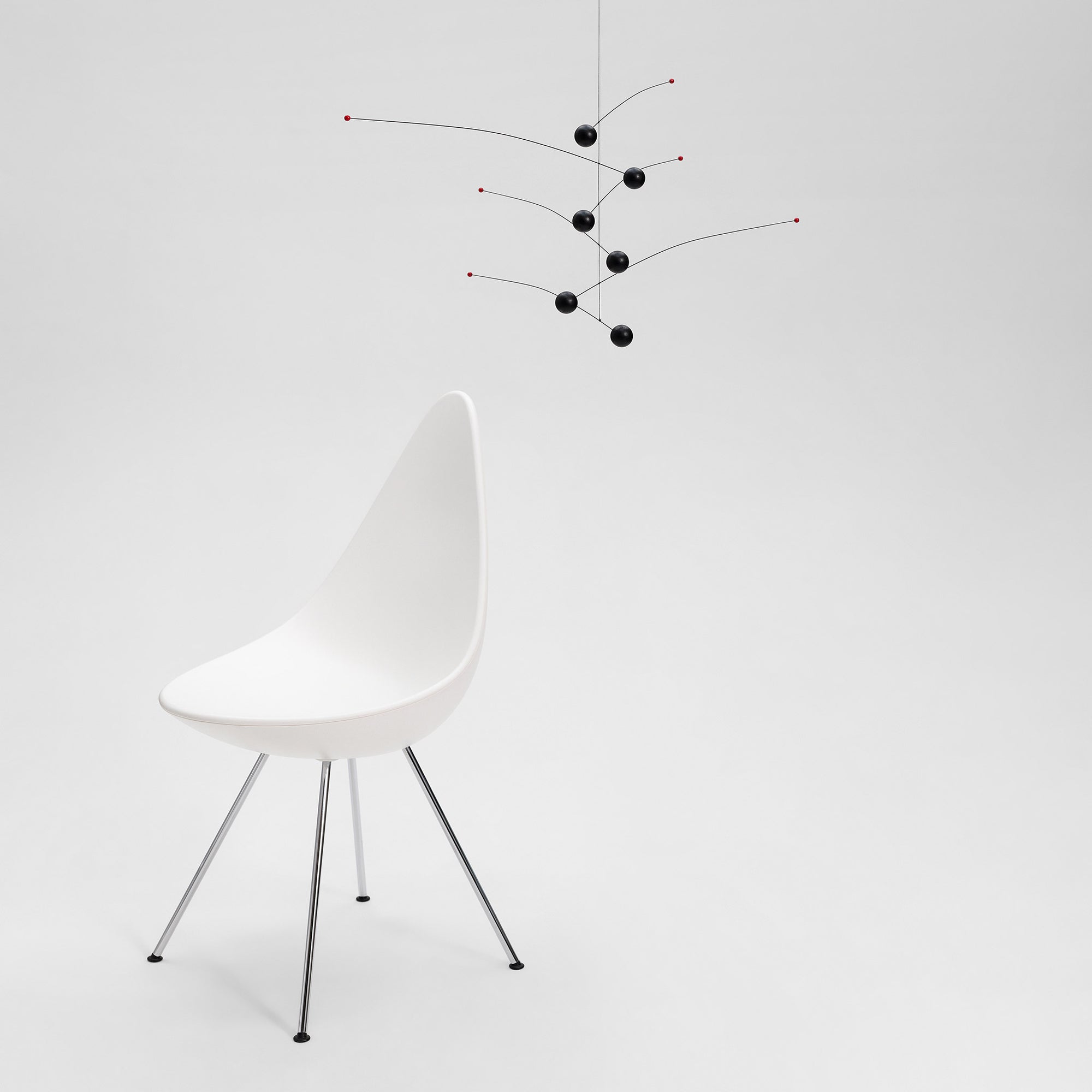 Flensted Mobiles（フレンステッド・モビール）は、1953年創業のデンマーク発・モビール専門ブランド。北欧デザインの文脈に立脚し、造形・質量配分・回転慣性を最適化して、わずかな気流でも自律的に表情を変える構成美を追求します。各パーツは重心とトルクの釣り合いを精密に設計し、静止と運動のあいだを往還する“動く彫刻”として空間に時間軸を付与。代表作「Lucky Storks」から幾何学、鳥類、気球まで多彩で、紙・ステンレス・木材の軽量構造は施工負荷が小さく、住宅・商業・ホスピタリティ・キッズ空間に適合します。現在もデンマーク国内で手作業組立・品質管理を徹底し、視覚ノイズを抑えた運動リズムが集中・鎮静・遊び心をもたらします。北欧インテリアの天井飾りや吊り下げモビールとして、リビング・子供部屋・出産祝いギフトに最適なデンマーク製の正規品です。