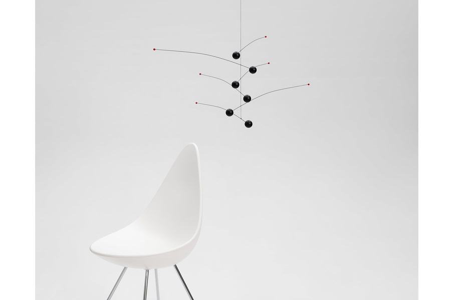 Flensted Hanging Art（フレンステッド・ハンギングアート）は、1954年にデンマークで誕生した北欧モビールの老舗ブランドです。創業者クリスチャン・フレンステッドと妻グレーテが自宅で最初のモビールを作ったことから始まり、現在も家族経営のもと、すべて手作業で丁寧に製作されています。風や空気の流れで繊細に揺れるモビールは、リビングや寝室、子供部屋、玄関、オフィスなど、さまざまな空間に静けさと調和をもたらします。北欧インテリアやモダンアートと調和するシンプルで洗練されたデザインは、出産祝いや引越し祝い、誕生日などのギフトにも最適。2024年にはブランド名を「Flensted mobiles」から「Flensted Hanging Art」へ刷新し、アート性とハンドメイドの温もりをそのままに、より現代的な世界観を発信しています。癒しの空間演出を求める方におすすめのインテリアアートです。