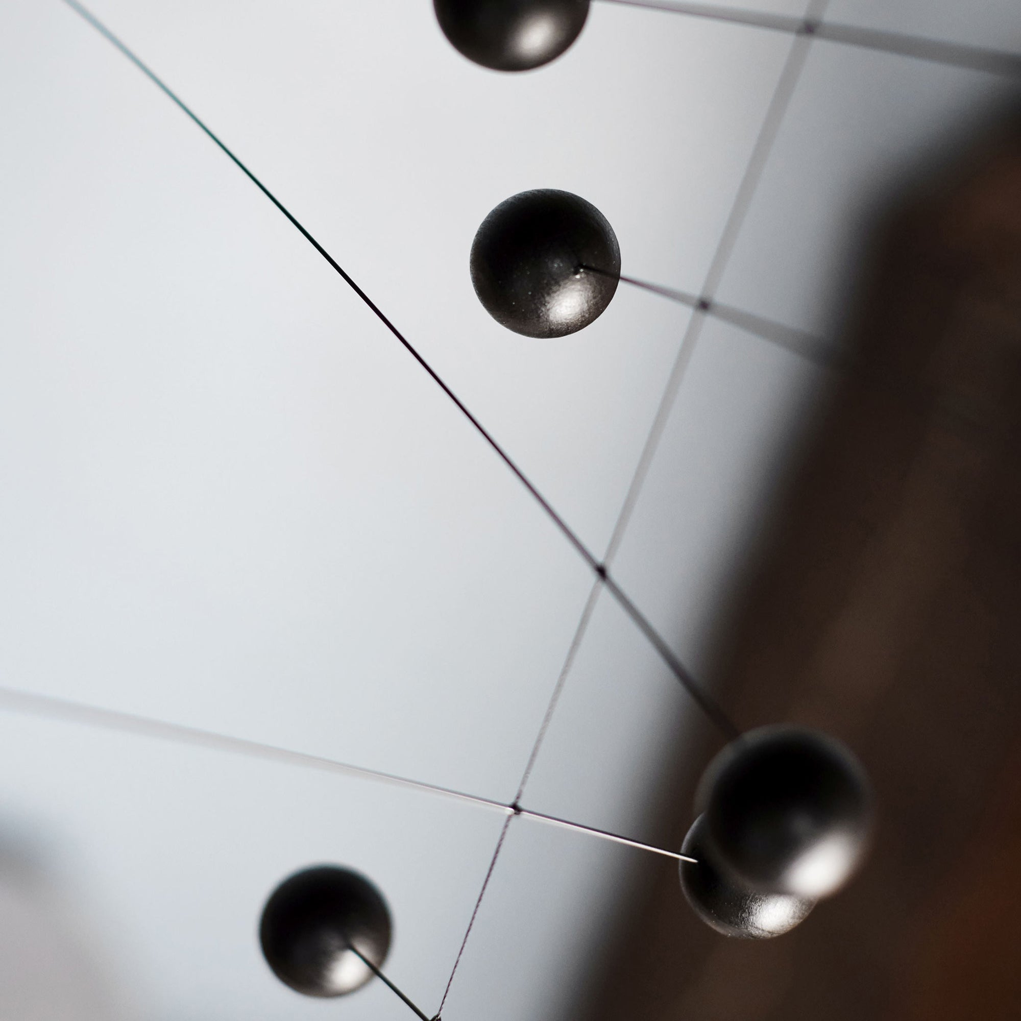 Flensted Mobiles（フレンステッド・モビール）は、1953年創業のデンマーク発・モビール専門ブランド。北欧デザインの文脈に立脚し、造形・質量配分・回転慣性を最適化して、わずかな気流でも自律的に表情を変える構成美を追求します。各パーツは重心とトルクの釣り合いを精密に設計し、静止と運動のあいだを往還する“動く彫刻”として空間に時間軸を付与。代表作「Lucky Storks」から幾何学、鳥類、気球まで多彩で、紙・ステンレス・木材の軽量構造は施工負荷が小さく、住宅・商業・ホスピタリティ・キッズ空間に適合します。現在もデンマーク国内で手作業組立・品質管理を徹底し、視覚ノイズを抑えた運動リズムが集中・鎮静・遊び心をもたらします。北欧インテリアの天井飾りや吊り下げモビールとして、リビング・子供部屋・出産祝いギフトに最適なデンマーク製の正規品です。