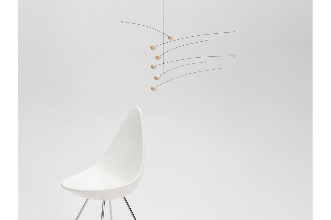 Flensted Hanging Art（フレンステッド・ハンギングアート）は、1954年にデンマークで誕生した北欧モビールの老舗ブランドです。創業者クリスチャン・フレンステッドと妻グレーテが自宅で最初のモビールを作ったことから始まり、現在も家族経営のもと、すべて手作業で丁寧に製作されています。風や空気の流れで繊細に揺れるモビールは、リビングや寝室、子供部屋、玄関、オフィスなど、さまざまな空間に静けさと調和をもたらします。北欧インテリアやモダンアートと調和するシンプルで洗練されたデザインは、出産祝いや引越し祝い、誕生日などのギフトにも最適。2024年にはブランド名を「Flensted mobiles」から「Flensted Hanging Art」へ刷新し、アート性とハンドメイドの温もりをそのままに、より現代的な世界観を発信しています。癒しの空間演出を求める方におすすめのインテリアアートです。