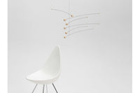 Flensted Hanging Art（フレンステッド・ハンギングアート）は、1954年にデンマークで誕生した北欧モビールの老舗ブランドです。創業者クリスチャン・フレンステッドと妻グレーテが自宅で最初のモビールを作ったことから始まり、現在も家族経営のもと、すべて手作業で丁寧に製作されています。風や空気の流れで繊細に揺れるモビールは、リビングや寝室、子供部屋、玄関、オフィスなど、さまざまな空間に静けさと調和をもたらします。北欧インテリアやモダンアートと調和するシンプルで洗練されたデザインは、出産祝いや引越し祝い、誕生日などのギフトにも最適。2024年にはブランド名を「Flensted mobiles」から「Flensted Hanging Art」へ刷新し、アート性とハンドメイドの温もりをそのままに、より現代的な世界観を発信しています。癒しの空間演出を求める方におすすめのインテリアアートです。