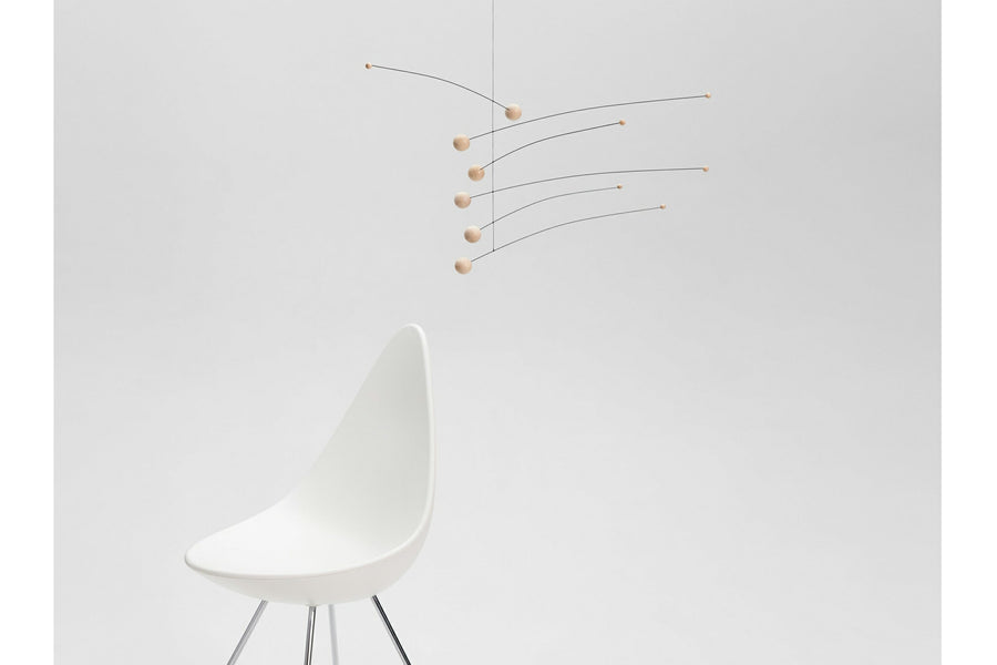 Flensted Hanging Art（フレンステッド・ハンギングアート）は、1954年にデンマークで誕生した北欧モビールの老舗ブランドです。創業者クリスチャン・フレンステッドと妻グレーテが自宅で最初のモビールを作ったことから始まり、現在も家族経営のもと、すべて手作業で丁寧に製作されています。風や空気の流れで繊細に揺れるモビールは、リビングや寝室、子供部屋、玄関、オフィスなど、さまざまな空間に静けさと調和をもたらします。北欧インテリアやモダンアートと調和するシンプルで洗練されたデザインは、出産祝いや引越し祝い、誕生日などのギフトにも最適。2024年にはブランド名を「Flensted mobiles」から「Flensted Hanging Art」へ刷新し、アート性とハンドメイドの温もりをそのままに、より現代的な世界観を発信しています。癒しの空間演出を求める方におすすめのインテリアアートです。