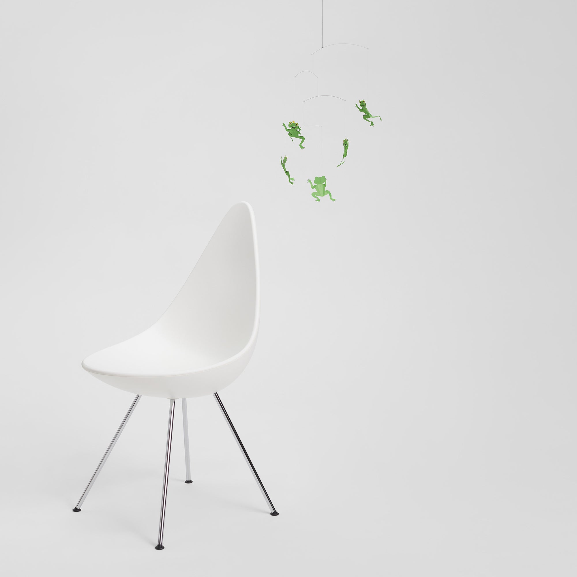Flensted Mobiles（フレンステッド・モビール）は、1953年創業のデンマーク発・モビール専門ブランド。北欧デザインの文脈に立脚し、造形・質量配分・回転慣性を最適化して、わずかな気流でも自律的に表情を変える構成美を追求します。各パーツは重心とトルクの釣り合いを精密に設計し、静止と運動のあいだを往還する“動く彫刻”として空間に時間軸を付与。代表作「Lucky Storks」から幾何学、鳥類、気球まで多彩で、紙・ステンレス・木材の軽量構造は施工負荷が小さく、住宅・商業・ホスピタリティ・キッズ空間に適合します。現在もデンマーク国内で手作業組立・品質管理を徹底し、視覚ノイズを抑えた運動リズムが集中・鎮静・遊び心をもたらします。北欧インテリアの天井飾りや吊り下げモビールとして、リビング・子供部屋・出産祝いギフトに最適なデンマーク製の正規品です。