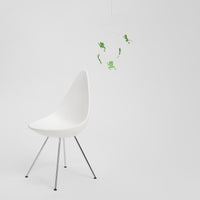 Flensted Mobiles（フレンステッド・モビール）は、1953年創業のデンマーク発・モビール専門ブランド。北欧デザインの文脈に立脚し、造形・質量配分・回転慣性を最適化して、わずかな気流でも自律的に表情を変える構成美を追求します。各パーツは重心とトルクの釣り合いを精密に設計し、静止と運動のあいだを往還する“動く彫刻”として空間に時間軸を付与。代表作「Lucky Storks」から幾何学、鳥類、気球まで多彩で、紙・ステンレス・木材の軽量構造は施工負荷が小さく、住宅・商業・ホスピタリティ・キッズ空間に適合します。現在もデンマーク国内で手作業組立・品質管理を徹底し、視覚ノイズを抑えた運動リズムが集中・鎮静・遊び心をもたらします。北欧インテリアの天井飾りや吊り下げモビールとして、リビング・子供部屋・出産祝いギフトに最適なデンマーク製の正規品です。