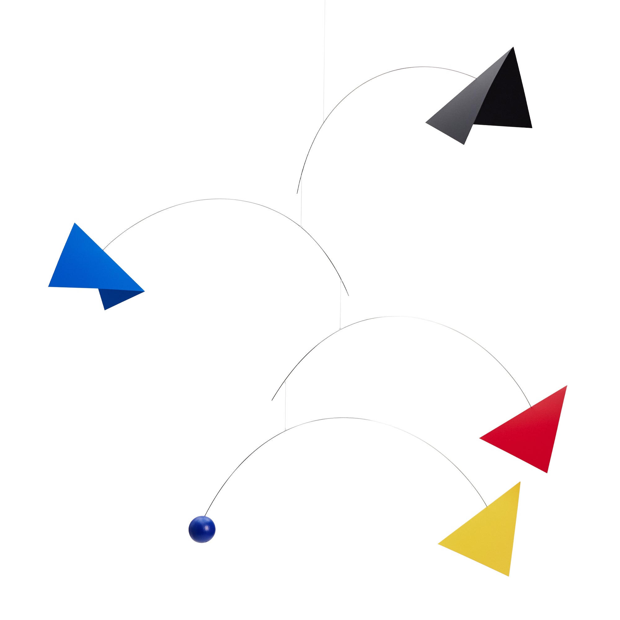 Flensted Mobiles（フレンステッド・モビール）は、1953年創業のデンマーク発・モビール専門ブランド。北欧デザインの文脈に立脚し、造形・質量配分・回転慣性を最適化して、わずかな気流でも自律的に表情を変える構成美を追求します。各パーツは重心とトルクの釣り合いを精密に設計し、静止と運動のあいだを往還する“動く彫刻”として空間に時間軸を付与。代表作「Lucky Storks」から幾何学、鳥類、気球まで多彩で、紙・ステンレス・木材の軽量構造は施工負荷が小さく、住宅・商業・ホスピタリティ・キッズ空間に適合します。現在もデンマーク国内で手作業組立・品質管理を徹底し、視覚ノイズを抑えた運動リズムが集中・鎮静・遊び心をもたらします。北欧インテリアの天井飾りや吊り下げモビールとして、リビング・子供部屋・出産祝いギフトに最適なデンマーク製の正規品です。