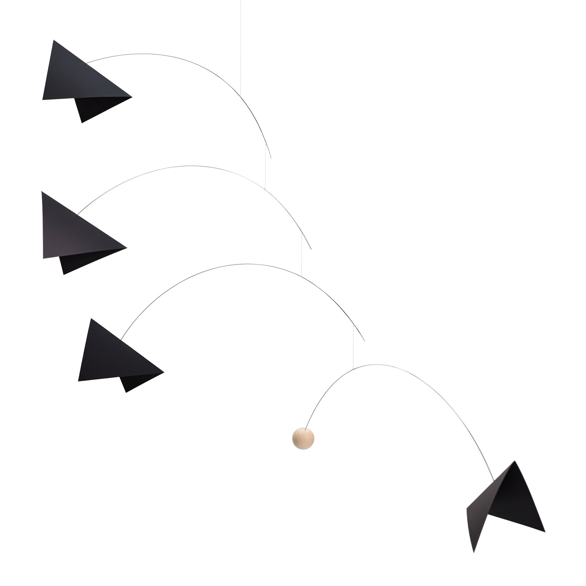 Flensted Mobiles（フレンステッド・モビール）は、1953年創業のデンマーク発・モビール専門ブランド。北欧デザインの文脈に立脚し、造形・質量配分・回転慣性を最適化して、わずかな気流でも自律的に表情を変える構成美を追求します。各パーツは重心とトルクの釣り合いを精密に設計し、静止と運動のあいだを往還する“動く彫刻”として空間に時間軸を付与。代表作「Lucky Storks」から幾何学、鳥類、気球まで多彩で、紙・ステンレス・木材の軽量構造は施工負荷が小さく、住宅・商業・ホスピタリティ・キッズ空間に適合します。現在もデンマーク国内で手作業組立・品質管理を徹底し、視覚ノイズを抑えた運動リズムが集中・鎮静・遊び心をもたらします。北欧インテリアの天井飾りや吊り下げモビールとして、リビング・子供部屋・出産祝いギフトに最適なデンマーク製の正規品です。