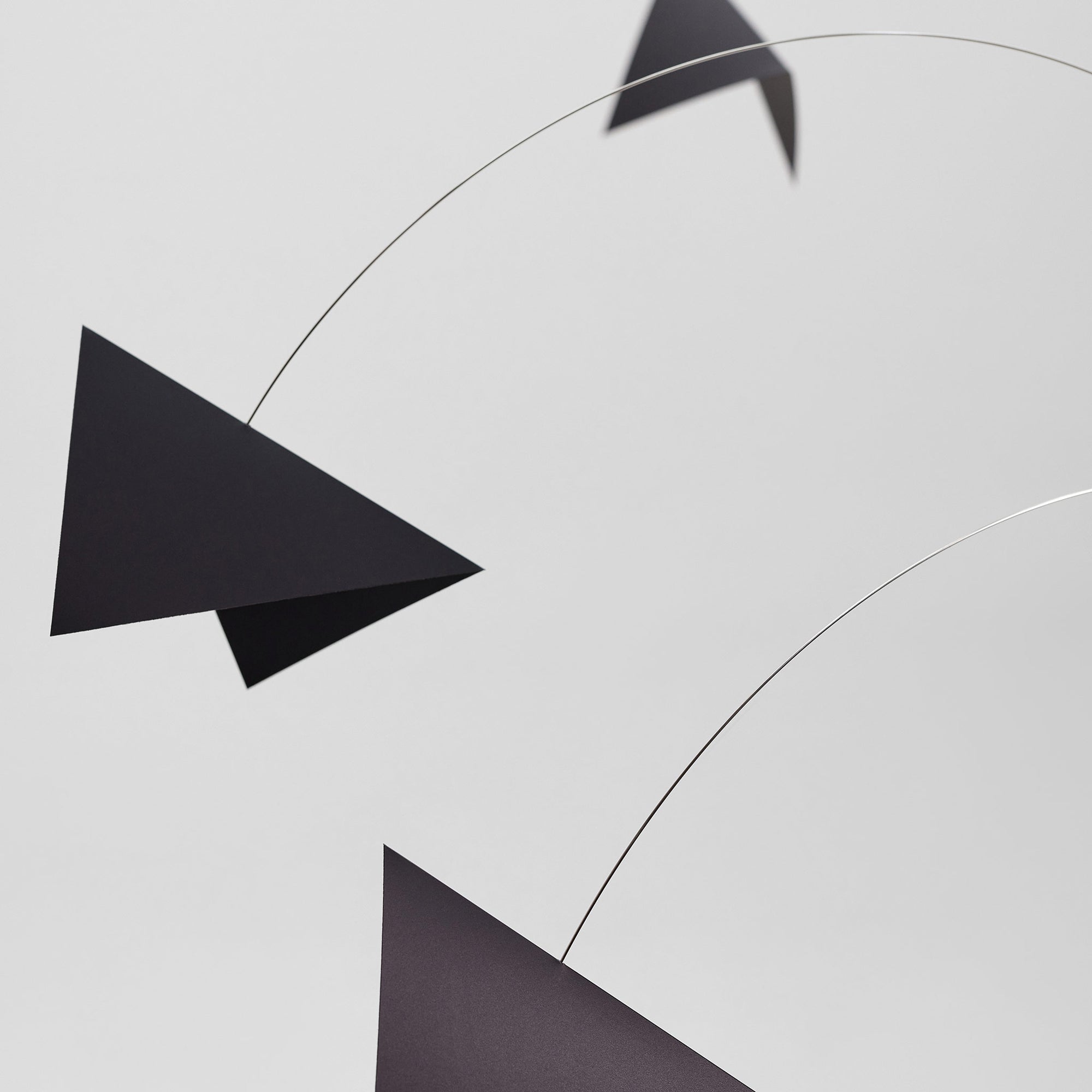 Flensted Mobiles（フレンステッド・モビール）は、1953年創業のデンマーク発・モビール専門ブランド。北欧デザインの文脈に立脚し、造形・質量配分・回転慣性を最適化して、わずかな気流でも自律的に表情を変える構成美を追求します。各パーツは重心とトルクの釣り合いを精密に設計し、静止と運動のあいだを往還する“動く彫刻”として空間に時間軸を付与。代表作「Lucky Storks」から幾何学、鳥類、気球まで多彩で、紙・ステンレス・木材の軽量構造は施工負荷が小さく、住宅・商業・ホスピタリティ・キッズ空間に適合します。現在もデンマーク国内で手作業組立・品質管理を徹底し、視覚ノイズを抑えた運動リズムが集中・鎮静・遊び心をもたらします。北欧インテリアの天井飾りや吊り下げモビールとして、リビング・子供部屋・出産祝いギフトに最適なデンマーク製の正規品です。