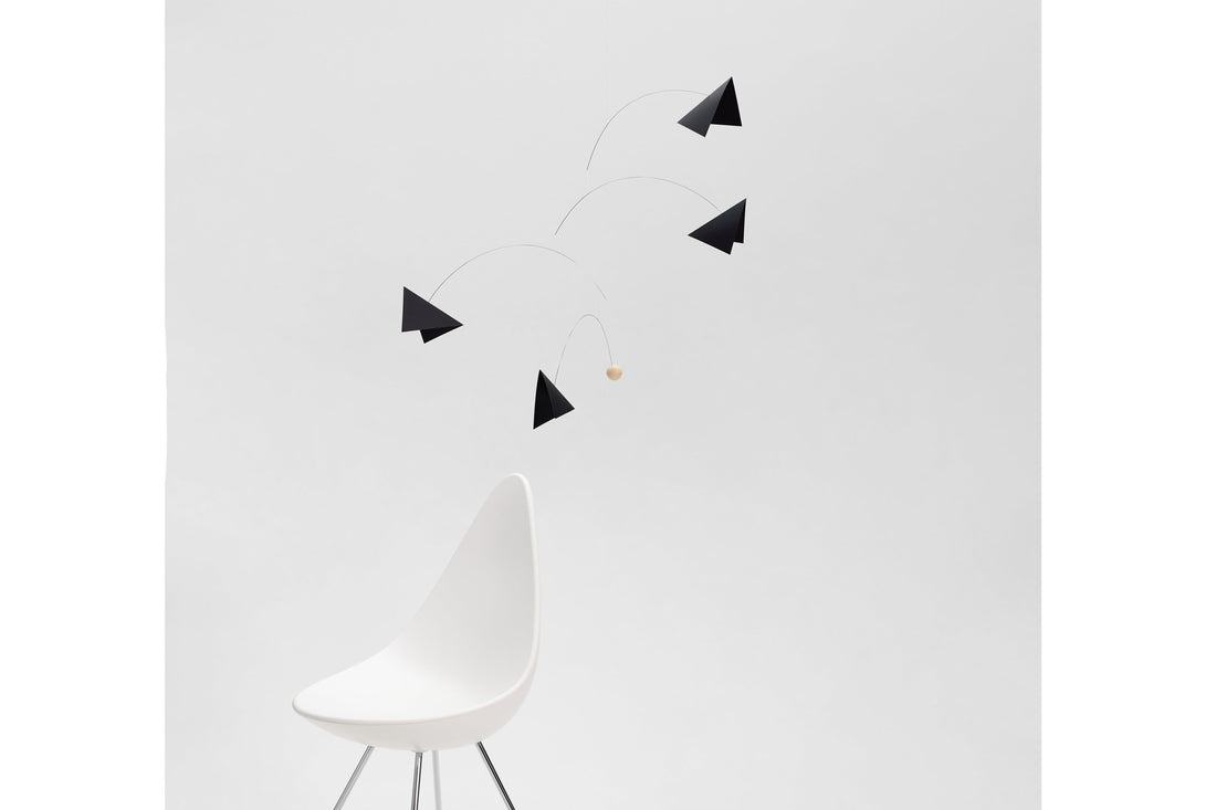 Flensted Hanging Art（フレンステッド・ハンギングアート）は、1954年にデンマークで誕生した北欧モビールの老舗ブランドです。創業者クリスチャン・フレンステッドと妻グレーテが自宅で最初のモビールを作ったことから始まり、現在も家族経営のもと、すべて手作業で丁寧に製作されています。風や空気の流れで繊細に揺れるモビールは、リビングや寝室、子供部屋、玄関、オフィスなど、さまざまな空間に静けさと調和をもたらします。北欧インテリアやモダンアートと調和するシンプルで洗練されたデザインは、出産祝いや引越し祝い、誕生日などのギフトにも最適。2024年にはブランド名を「Flensted mobiles」から「Flensted Hanging Art」へ刷新し、アート性とハンドメイドの温もりをそのままに、より現代的な世界観を発信しています。癒しの空間演出を求める方におすすめのインテリアアートです。