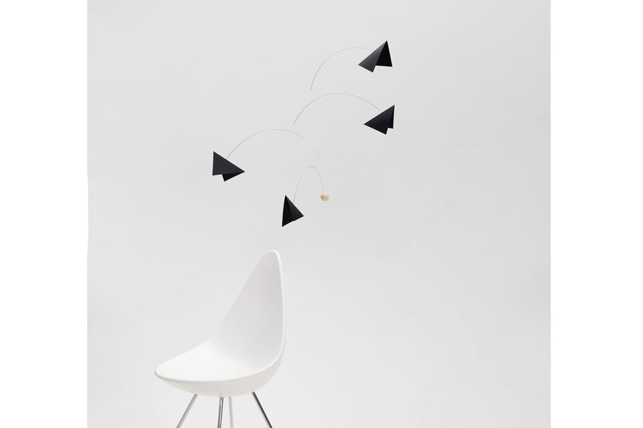Flensted Hanging Art（フレンステッド・ハンギングアート）は、1954年にデンマークで誕生した北欧モビールの老舗ブランドです。創業者クリスチャン・フレンステッドと妻グレーテが自宅で最初のモビールを作ったことから始まり、現在も家族経営のもと、すべて手作業で丁寧に製作されています。風や空気の流れで繊細に揺れるモビールは、リビングや寝室、子供部屋、玄関、オフィスなど、さまざまな空間に静けさと調和をもたらします。北欧インテリアやモダンアートと調和するシンプルで洗練されたデザインは、出産祝いや引越し祝い、誕生日などのギフトにも最適。2024年にはブランド名を「Flensted mobiles」から「Flensted Hanging Art」へ刷新し、アート性とハンドメイドの温もりをそのままに、より現代的な世界観を発信しています。癒しの空間演出を求める方におすすめのインテリアアートです。