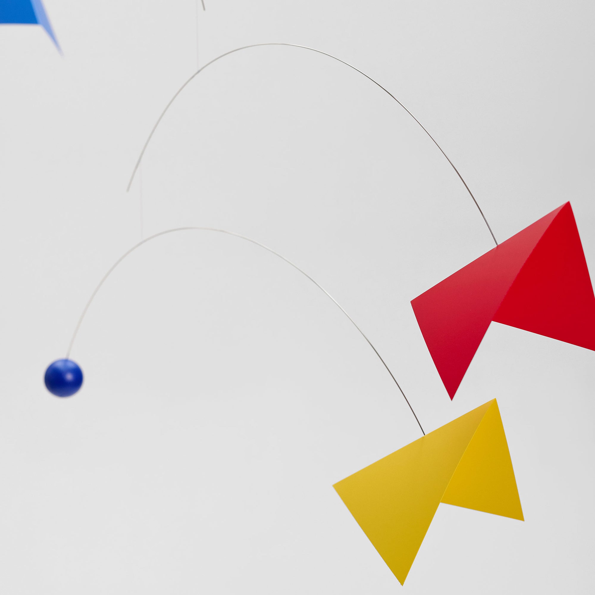 Flensted Mobiles（フレンステッド・モビール）は、1953年創業のデンマーク発・モビール専門ブランド。北欧デザインの文脈に立脚し、造形・質量配分・回転慣性を最適化して、わずかな気流でも自律的に表情を変える構成美を追求します。各パーツは重心とトルクの釣り合いを精密に設計し、静止と運動のあいだを往還する“動く彫刻”として空間に時間軸を付与。代表作「Lucky Storks」から幾何学、鳥類、気球まで多彩で、紙・ステンレス・木材の軽量構造は施工負荷が小さく、住宅・商業・ホスピタリティ・キッズ空間に適合します。現在もデンマーク国内で手作業組立・品質管理を徹底し、視覚ノイズを抑えた運動リズムが集中・鎮静・遊び心をもたらします。北欧インテリアの天井飾りや吊り下げモビールとして、リビング・子供部屋・出産祝いギフトに最適なデンマーク製の正規品です。