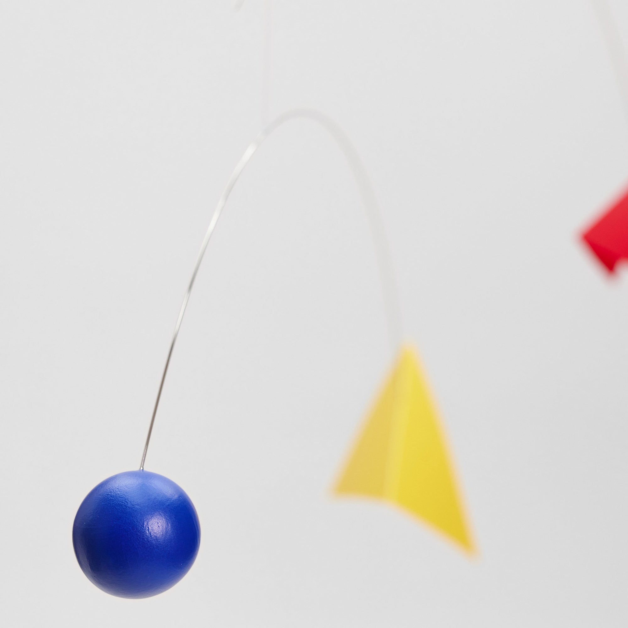 Flensted Mobiles（フレンステッド・モビール）は、1953年創業のデンマーク発・モビール専門ブランド。北欧デザインの文脈に立脚し、造形・質量配分・回転慣性を最適化して、わずかな気流でも自律的に表情を変える構成美を追求します。各パーツは重心とトルクの釣り合いを精密に設計し、静止と運動のあいだを往還する“動く彫刻”として空間に時間軸を付与。代表作「Lucky Storks」から幾何学、鳥類、気球まで多彩で、紙・ステンレス・木材の軽量構造は施工負荷が小さく、住宅・商業・ホスピタリティ・キッズ空間に適合します。現在もデンマーク国内で手作業組立・品質管理を徹底し、視覚ノイズを抑えた運動リズムが集中・鎮静・遊び心をもたらします。北欧インテリアの天井飾りや吊り下げモビールとして、リビング・子供部屋・出産祝いギフトに最適なデンマーク製の正規品です。