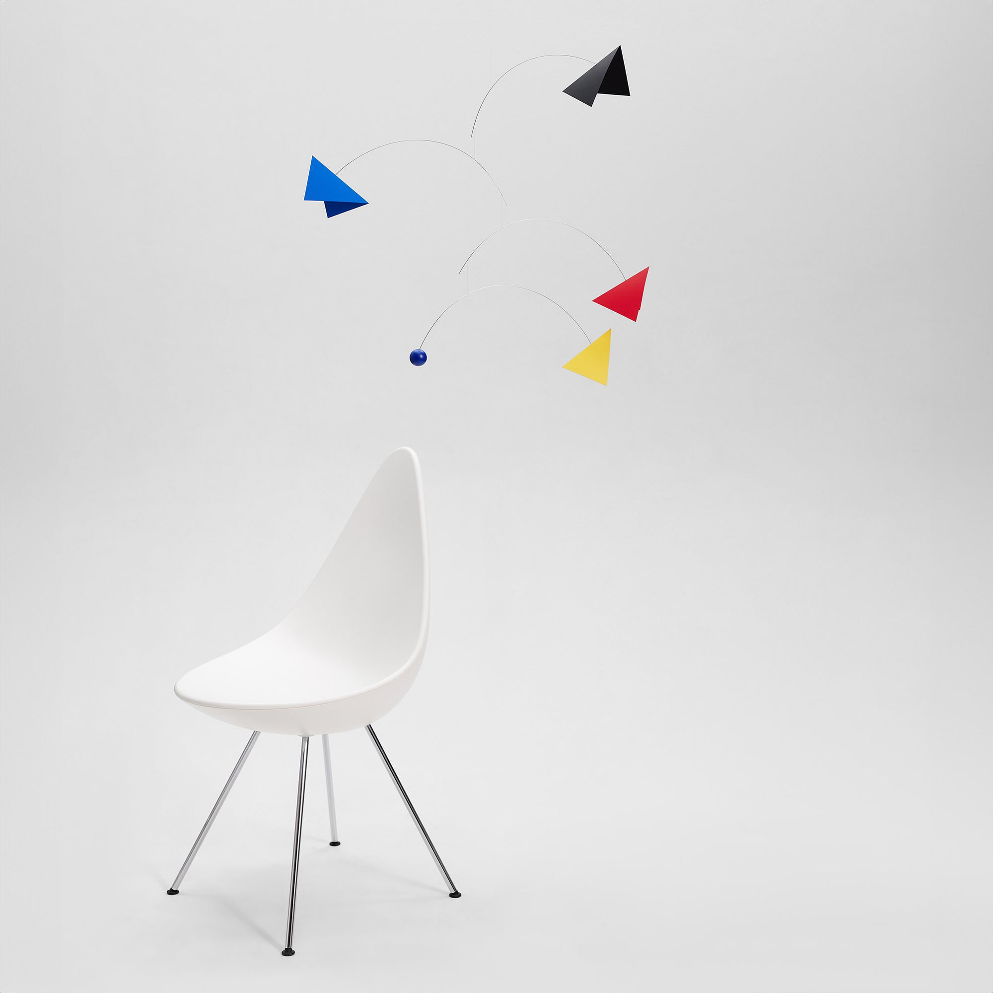 Flensted Mobiles（フレンステッド・モビール）は、1953年創業のデンマーク発・モビール専門ブランド。北欧デザインの文脈に立脚し、造形・質量配分・回転慣性を最適化して、わずかな気流でも自律的に表情を変える構成美を追求します。各パーツは重心とトルクの釣り合いを精密に設計し、静止と運動のあいだを往還する“動く彫刻”として空間に時間軸を付与。代表作「Lucky Storks」から幾何学、鳥類、気球まで多彩で、紙・ステンレス・木材の軽量構造は施工負荷が小さく、住宅・商業・ホスピタリティ・キッズ空間に適合します。現在もデンマーク国内で手作業組立・品質管理を徹底し、視覚ノイズを抑えた運動リズムが集中・鎮静・遊び心をもたらします。北欧インテリアの天井飾りや吊り下げモビールとして、リビング・子供部屋・出産祝いギフトに最適なデンマーク製の正規品です。