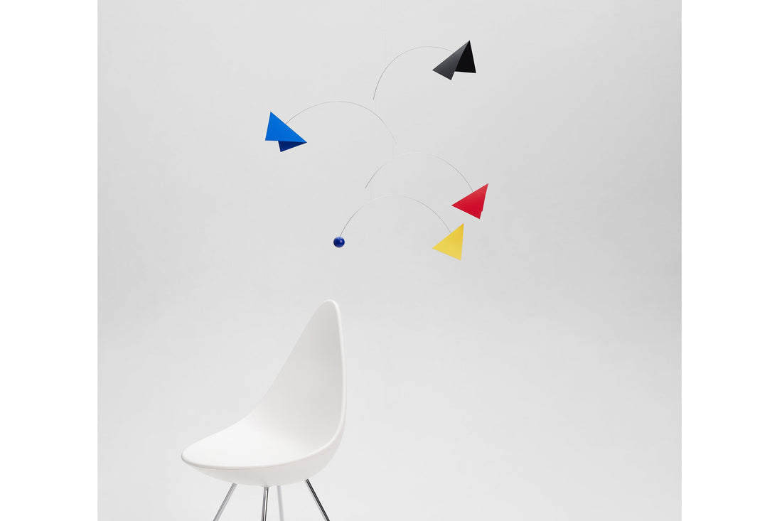 Flensted Hanging Art（フレンステッド・ハンギングアート）は、1954年にデンマークで誕生した北欧モビールの老舗ブランドです。創業者クリスチャン・フレンステッドと妻グレーテが自宅で最初のモビールを作ったことから始まり、現在も家族経営のもと、すべて手作業で丁寧に製作されています。風や空気の流れで繊細に揺れるモビールは、リビングや寝室、子供部屋、玄関、オフィスなど、さまざまな空間に静けさと調和をもたらします。北欧インテリアやモダンアートと調和するシンプルで洗練されたデザインは、出産祝いや引越し祝い、誕生日などのギフトにも最適。2024年にはブランド名を「Flensted mobiles」から「Flensted Hanging Art」へ刷新し、アート性とハンドメイドの温もりをそのままに、より現代的な世界観を発信しています。癒しの空間演出を求める方におすすめのインテリアアートです。