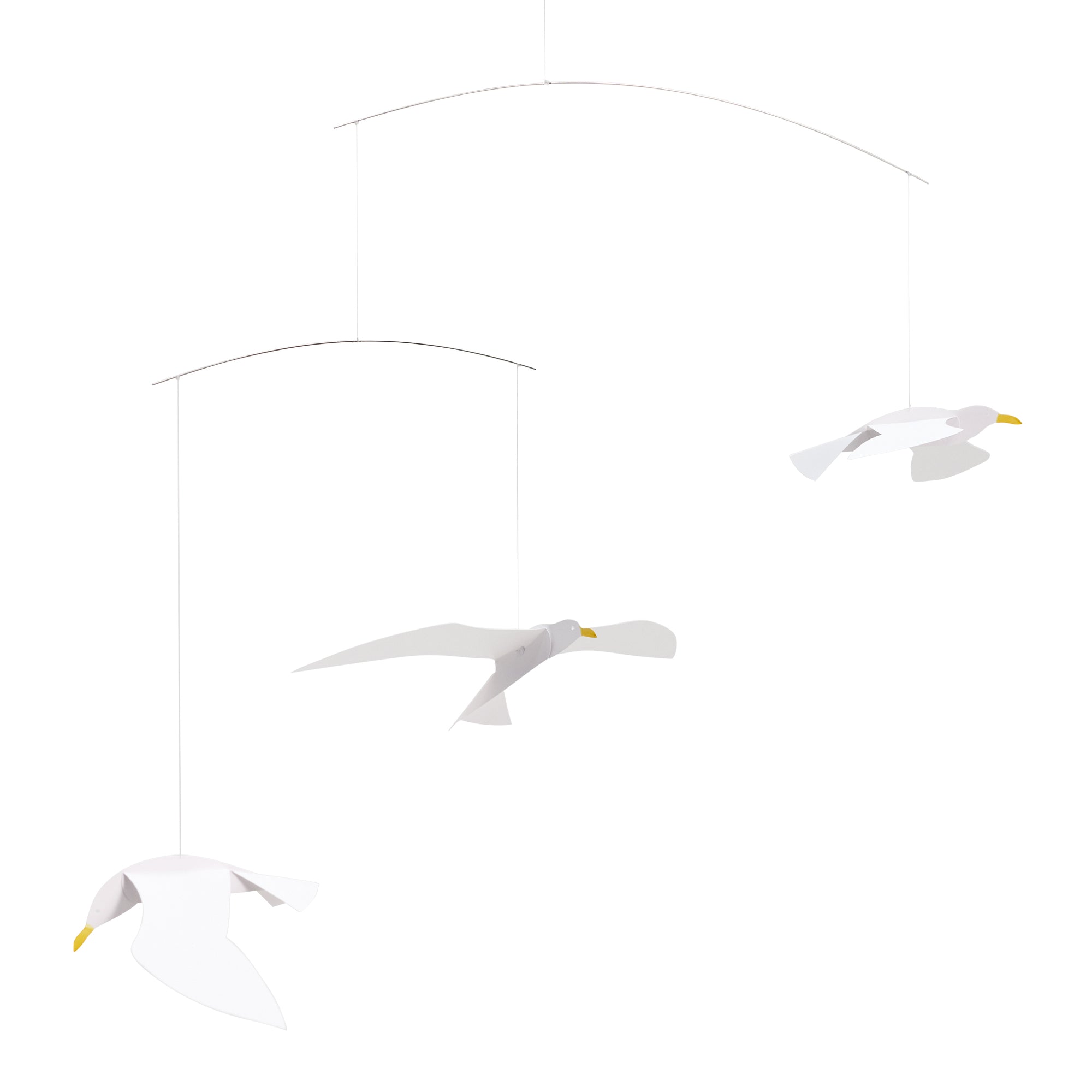 Flensted Mobiles（フレンステッド・モビール）は、1953年創業のデンマーク発・モビール専門ブランド。北欧デザインの文脈に立脚し、造形・質量配分・回転慣性を最適化して、わずかな気流でも自律的に表情を変える構成美を追求します。各パーツは重心とトルクの釣り合いを精密に設計し、静止と運動のあいだを往還する“動く彫刻”として空間に時間軸を付与。代表作「Lucky Storks」から幾何学、鳥類、気球まで多彩で、紙・ステンレス・木材の軽量構造は施工負荷が小さく、住宅・商業・ホスピタリティ・キッズ空間に適合します。現在もデンマーク国内で手作業組立・品質管理を徹底し、視覚ノイズを抑えた運動リズムが集中・鎮静・遊び心をもたらします。北欧インテリアの天井飾りや吊り下げモビールとして、リビング・子供部屋・出産祝いギフトに最適なデンマーク製の正規品です。