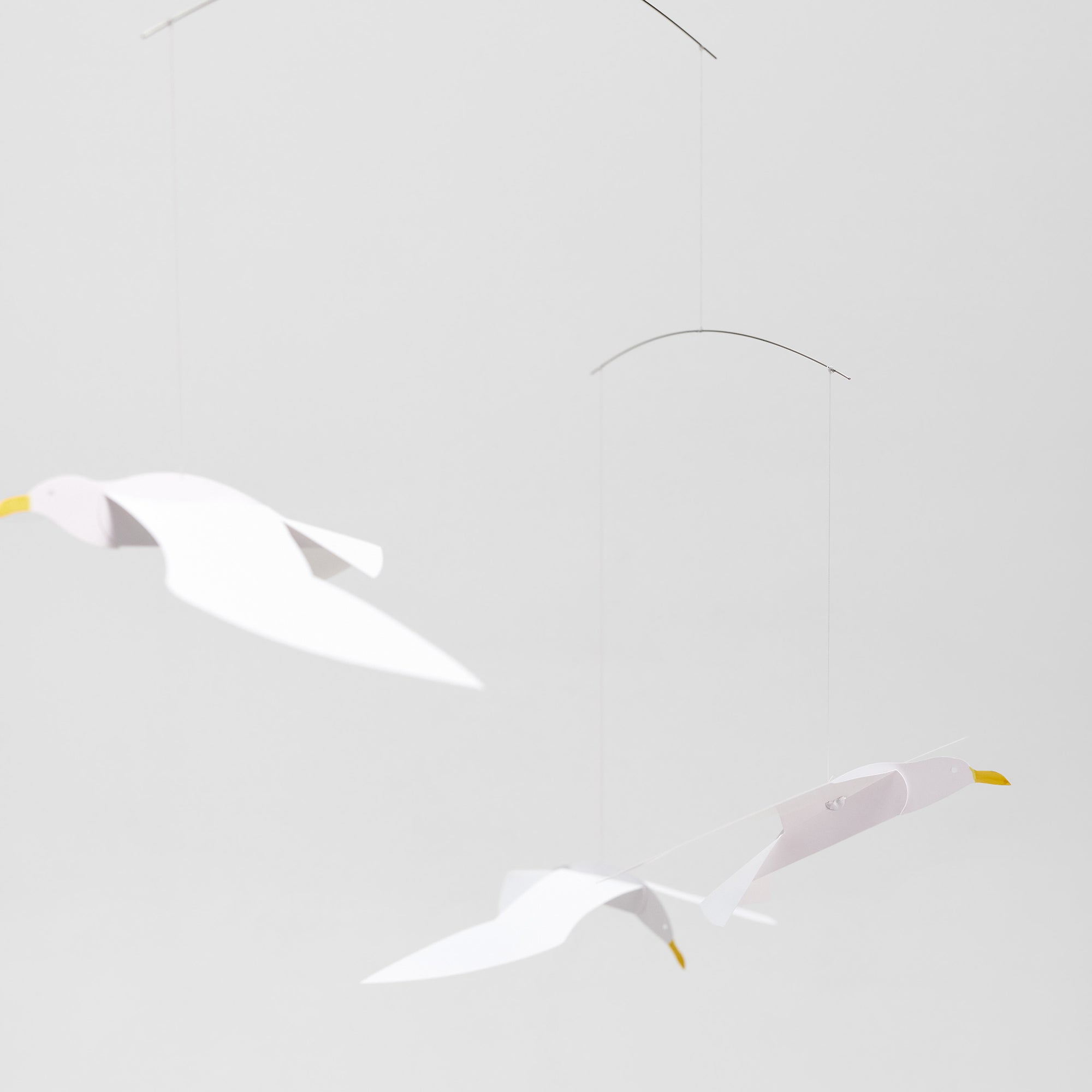 Flensted Mobiles（フレンステッド・モビール）は、1953年創業のデンマーク発・モビール専門ブランド。北欧デザインの文脈に立脚し、造形・質量配分・回転慣性を最適化して、わずかな気流でも自律的に表情を変える構成美を追求します。各パーツは重心とトルクの釣り合いを精密に設計し、静止と運動のあいだを往還する“動く彫刻”として空間に時間軸を付与。代表作「Lucky Storks」から幾何学、鳥類、気球まで多彩で、紙・ステンレス・木材の軽量構造は施工負荷が小さく、住宅・商業・ホスピタリティ・キッズ空間に適合します。現在もデンマーク国内で手作業組立・品質管理を徹底し、視覚ノイズを抑えた運動リズムが集中・鎮静・遊び心をもたらします。北欧インテリアの天井飾りや吊り下げモビールとして、リビング・子供部屋・出産祝いギフトに最適なデンマーク製の正規品です。