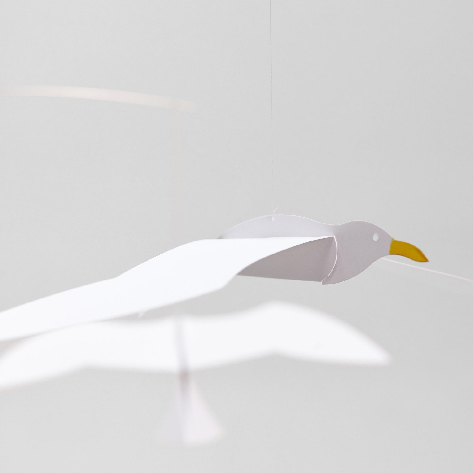 Flensted Mobiles（フレンステッド・モビール）は、1953年創業のデンマーク発・モビール専門ブランド。北欧デザインの文脈に立脚し、造形・質量配分・回転慣性を最適化して、わずかな気流でも自律的に表情を変える構成美を追求します。各パーツは重心とトルクの釣り合いを精密に設計し、静止と運動のあいだを往還する“動く彫刻”として空間に時間軸を付与。代表作「Lucky Storks」から幾何学、鳥類、気球まで多彩で、紙・ステンレス・木材の軽量構造は施工負荷が小さく、住宅・商業・ホスピタリティ・キッズ空間に適合します。現在もデンマーク国内で手作業組立・品質管理を徹底し、視覚ノイズを抑えた運動リズムが集中・鎮静・遊び心をもたらします。北欧インテリアの天井飾りや吊り下げモビールとして、リビング・子供部屋・出産祝いギフトに最適なデンマーク製の正規品です。