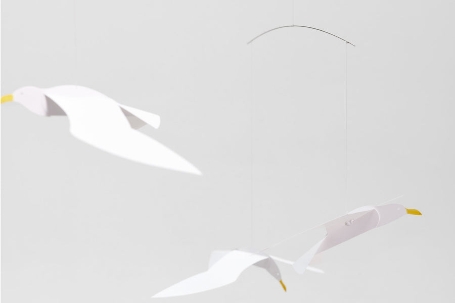 Flensted Hanging Art（フレンステッド・ハンギングアート）は、1954年にデンマークで誕生した北欧モビールの老舗ブランドです。創業者クリスチャン・フレンステッドと妻グレーテが自宅で最初のモビールを作ったことから始まり、現在も家族経営のもと、すべて手作業で丁寧に製作されています。風や空気の流れで繊細に揺れるモビールは、リビングや寝室、子供部屋、玄関、オフィスなど、さまざまな空間に静けさと調和をもたらします。北欧インテリアやモダンアートと調和するシンプルで洗練されたデザインは、出産祝いや引越し祝い、誕生日などのギフトにも最適。2024年にはブランド名を「Flensted mobiles」から「Flensted Hanging Art」へ刷新し、アート性とハンドメイドの温もりをそのままに、より現代的な世界観を発信しています。癒しの空間演出を求める方におすすめのインテリアアートです。