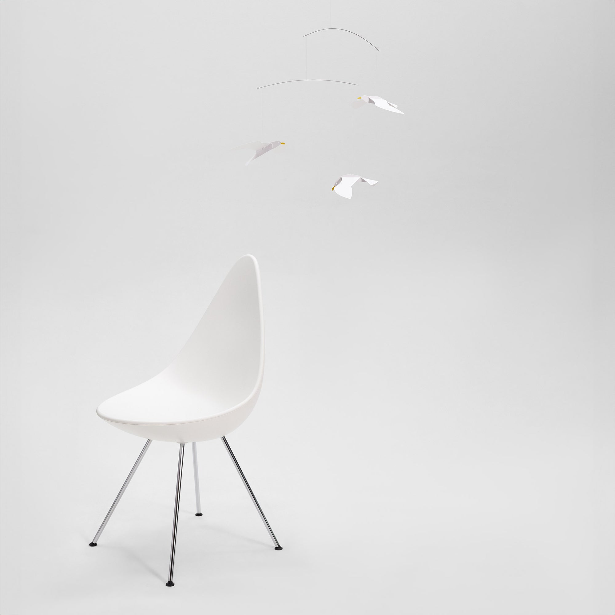 Flensted Mobiles（フレンステッド・モビール）は、1953年創業のデンマーク発・モビール専門ブランド。北欧デザインの文脈に立脚し、造形・質量配分・回転慣性を最適化して、わずかな気流でも自律的に表情を変える構成美を追求します。各パーツは重心とトルクの釣り合いを精密に設計し、静止と運動のあいだを往還する“動く彫刻”として空間に時間軸を付与。代表作「Lucky Storks」から幾何学、鳥類、気球まで多彩で、紙・ステンレス・木材の軽量構造は施工負荷が小さく、住宅・商業・ホスピタリティ・キッズ空間に適合します。現在もデンマーク国内で手作業組立・品質管理を徹底し、視覚ノイズを抑えた運動リズムが集中・鎮静・遊び心をもたらします。北欧インテリアの天井飾りや吊り下げモビールとして、リビング・子供部屋・出産祝いギフトに最適なデンマーク製の正規品です。