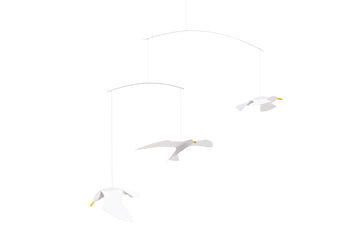Flensted Hanging Art（フレンステッド・ハンギングアート）は、1954年にデンマークで誕生した北欧モビールの老舗ブランドです。創業者クリスチャン・フレンステッドと妻グレーテが自宅で最初のモビールを作ったことから始まり、現在も家族経営のもと、すべて手作業で丁寧に製作されています。風や空気の流れで繊細に揺れるモビールは、リビングや寝室、子供部屋、玄関、オフィスなど、さまざまな空間に静けさと調和をもたらします。北欧インテリアやモダンアートと調和するシンプルで洗練されたデザインは、出産祝いや引越し祝い、誕生日などのギフトにも最適。2024年にはブランド名を「Flensted mobiles」から「Flensted Hanging Art」へ刷新し、アート性とハンドメイドの温もりをそのままに、より現代的な世界観を発信しています。癒しの空間演出を求める方におすすめのインテリアアートです。