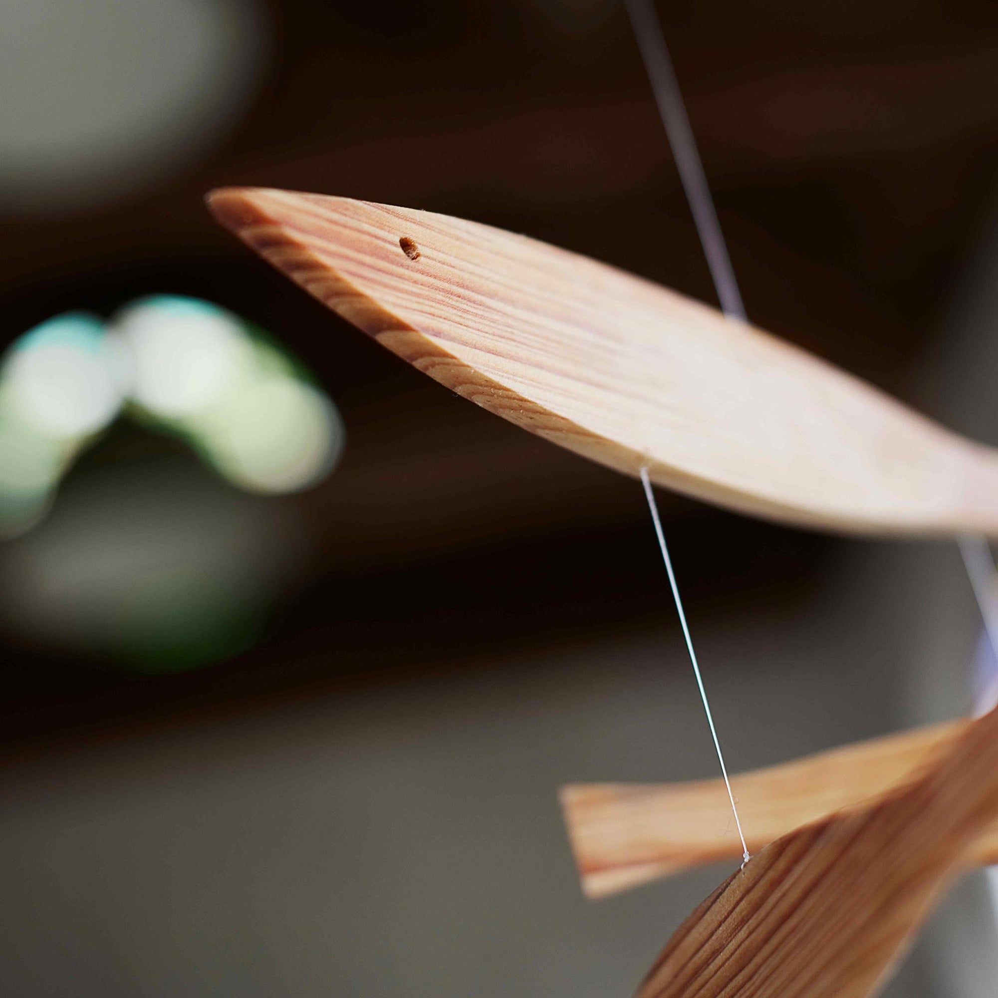Flensted Mobiles（フレンステッド・モビール）は、1953年創業のデンマーク発・モビール専門ブランド。北欧デザインの文脈に立脚し、造形・質量配分・回転慣性を最適化して、わずかな気流でも自律的に表情を変える構成美を追求します。各パーツは重心とトルクの釣り合いを精密に設計し、静止と運動のあいだを往還する“動く彫刻”として空間に時間軸を付与。代表作「Lucky Storks」から幾何学、鳥類、気球まで多彩で、紙・ステンレス・木材の軽量構造は施工負荷が小さく、住宅・商業・ホスピタリティ・キッズ空間に適合します。現在もデンマーク国内で手作業組立・品質管理を徹底し、視覚ノイズを抑えた運動リズムが集中・鎮静・遊び心をもたらします。北欧インテリアの天井飾りや吊り下げモビールとして、リビング・子供部屋・出産祝いギフトに最適なデンマーク製の正規品です。