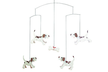 Flensted Hanging Art（フレンステッド・ハンギングアート）は、1954年にデンマークで誕生した北欧モビールの老舗ブランドです。創業者クリスチャン・フレンステッドと妻グレーテが自宅で最初のモビールを作ったことから始まり、現在も家族経営のもと、すべて手作業で丁寧に製作されています。風や空気の流れで繊細に揺れるモビールは、リビングや寝室、子供部屋、玄関、オフィスなど、さまざまな空間に静けさと調和をもたらします。北欧インテリアやモダンアートと調和するシンプルで洗練されたデザインは、出産祝いや引越し祝い、誕生日などのギフトにも最適。2024年にはブランド名を「Flensted mobiles」から「Flensted Hanging Art」へ刷新し、アート性とハンドメイドの温もりをそのままに、より現代的な世界観を発信しています。癒しの空間演出を求める方におすすめのインテリアアートです。