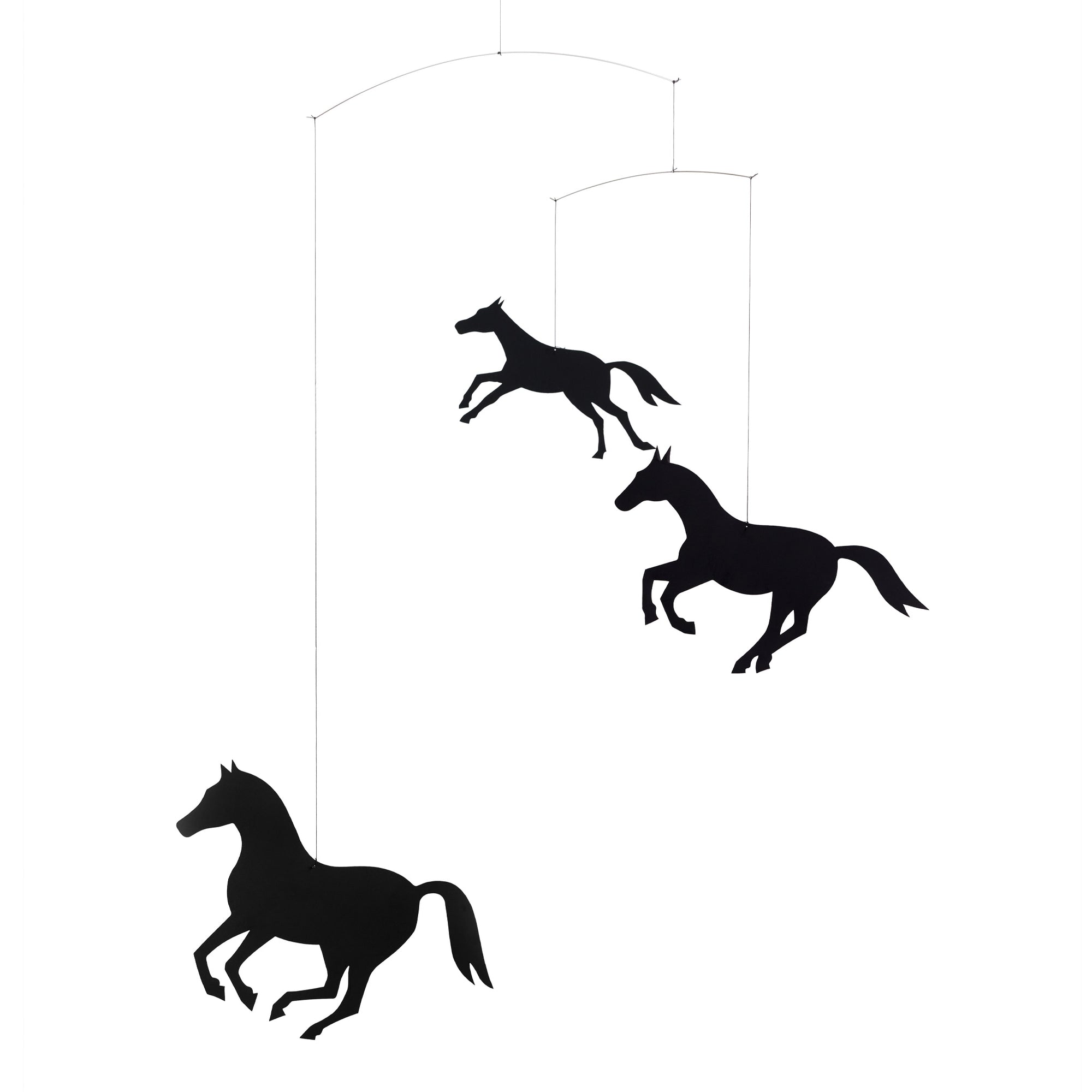 Flensted Mobiles（フレンステッド・モビール）は、1953年創業のデンマーク発・モビール専門ブランド。北欧デザインの文脈に立脚し、造形・質量配分・回転慣性を最適化して、わずかな気流でも自律的に表情を変える構成美を追求します。各パーツは重心とトルクの釣り合いを精密に設計し、静止と運動のあいだを往還する“動く彫刻”として空間に時間軸を付与。代表作「Lucky Storks」から幾何学、鳥類、気球まで多彩で、紙・ステンレス・木材の軽量構造は施工負荷が小さく、住宅・商業・ホスピタリティ・キッズ空間に適合します。現在もデンマーク国内で手作業組立・品質管理を徹底し、視覚ノイズを抑えた運動リズムが集中・鎮静・遊び心をもたらします。北欧インテリアの天井飾りや吊り下げモビールとして、リビング・子供部屋・出産祝いギフトに最適なデンマーク製の正規品です。