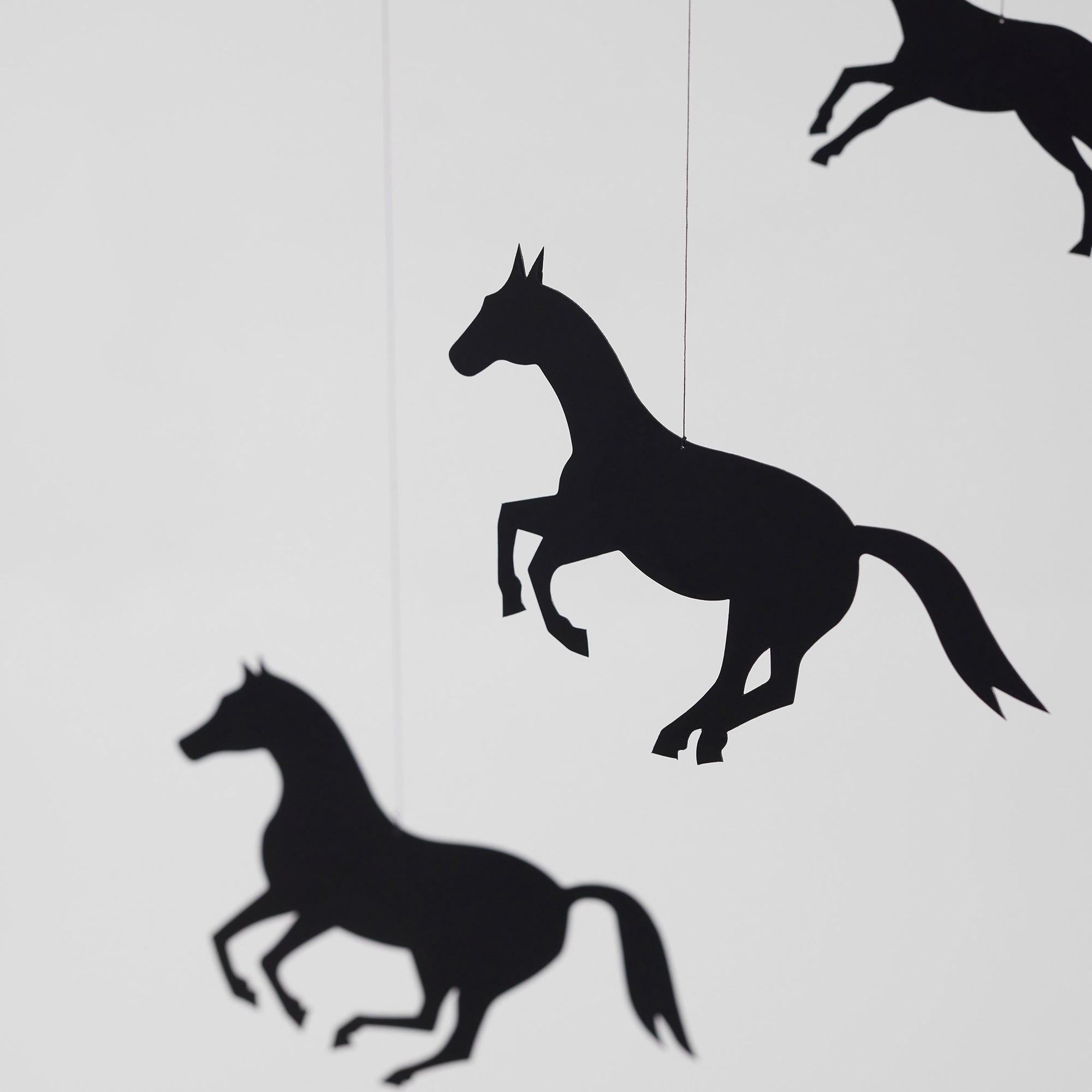 Flensted Mobiles（フレンステッド・モビール）は、1953年創業のデンマーク発・モビール専門ブランド。北欧デザインの文脈に立脚し、造形・質量配分・回転慣性を最適化して、わずかな気流でも自律的に表情を変える構成美を追求します。各パーツは重心とトルクの釣り合いを精密に設計し、静止と運動のあいだを往還する“動く彫刻”として空間に時間軸を付与。代表作「Lucky Storks」から幾何学、鳥類、気球まで多彩で、紙・ステンレス・木材の軽量構造は施工負荷が小さく、住宅・商業・ホスピタリティ・キッズ空間に適合します。現在もデンマーク国内で手作業組立・品質管理を徹底し、視覚ノイズを抑えた運動リズムが集中・鎮静・遊び心をもたらします。北欧インテリアの天井飾りや吊り下げモビールとして、リビング・子供部屋・出産祝いギフトに最適なデンマーク製の正規品です。