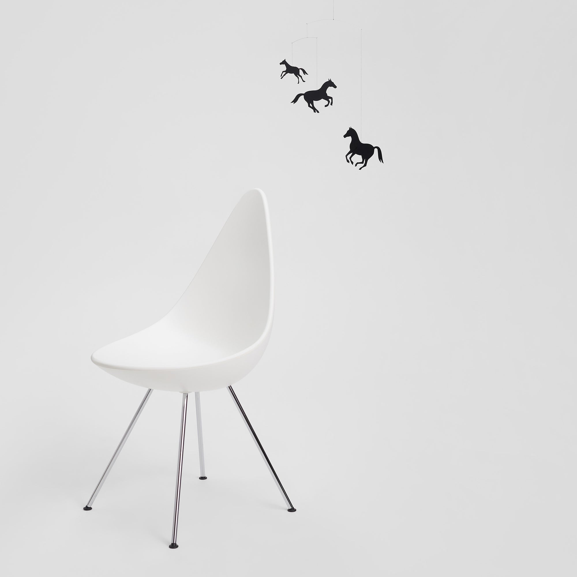 Flensted Mobiles（フレンステッド・モビール）は、1953年創業のデンマーク発・モビール専門ブランド。北欧デザインの文脈に立脚し、造形・質量配分・回転慣性を最適化して、わずかな気流でも自律的に表情を変える構成美を追求します。各パーツは重心とトルクの釣り合いを精密に設計し、静止と運動のあいだを往還する“動く彫刻”として空間に時間軸を付与。代表作「Lucky Storks」から幾何学、鳥類、気球まで多彩で、紙・ステンレス・木材の軽量構造は施工負荷が小さく、住宅・商業・ホスピタリティ・キッズ空間に適合します。現在もデンマーク国内で手作業組立・品質管理を徹底し、視覚ノイズを抑えた運動リズムが集中・鎮静・遊び心をもたらします。北欧インテリアの天井飾りや吊り下げモビールとして、リビング・子供部屋・出産祝いギフトに最適なデンマーク製の正規品です。