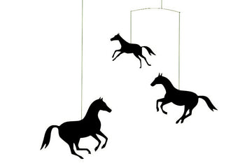 Flensted Hanging Art（フレンステッド・ハンギングアート）は、1954年にデンマークで誕生した北欧モビールの老舗ブランドです。創業者クリスチャン・フレンステッドと妻グレーテが自宅で最初のモビールを作ったことから始まり、現在も家族経営のもと、すべて手作業で丁寧に製作されています。風や空気の流れで繊細に揺れるモビールは、リビングや寝室、子供部屋、玄関、オフィスなど、さまざまな空間に静けさと調和をもたらします。北欧インテリアやモダンアートと調和するシンプルで洗練されたデザインは、出産祝いや引越し祝い、誕生日などのギフトにも最適。2024年にはブランド名を「Flensted mobiles」から「Flensted Hanging Art」へ刷新し、アート性とハンドメイドの温もりをそのままに、より現代的な世界観を発信しています。癒しの空間演出を求める方におすすめのインテリアアートです。