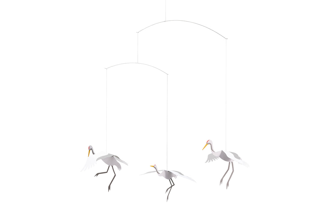 Flensted Hanging Art（フレンステッド・ハンギングアート）は、1954年にデンマークで誕生した北欧モビールの老舗ブランドです。創業者クリスチャン・フレンステッドと妻グレーテが自宅で最初のモビールを作ったことから始まり、現在も家族経営のもと、すべて手作業で丁寧に製作されています。風や空気の流れで繊細に揺れるモビールは、リビングや寝室、子供部屋、玄関、オフィスなど、さまざまな空間に静けさと調和をもたらします。北欧インテリアやモダンアートと調和するシンプルで洗練されたデザインは、出産祝いや引越し祝い、誕生日などのギフトにも最適。2024年にはブランド名を「Flensted mobiles」から「Flensted Hanging Art」へ刷新し、アート性とハンドメイドの温もりをそのままに、より現代的な世界観を発信しています。癒しの空間演出を求める方におすすめのインテリアアートです。
