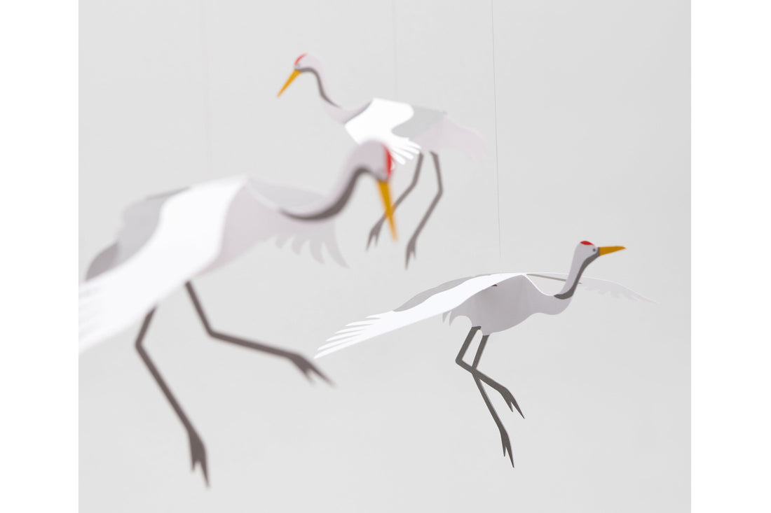 Flensted Hanging Art（フレンステッド・ハンギングアート）は、1954年にデンマークで誕生した北欧モビールの老舗ブランドです。創業者クリスチャン・フレンステッドと妻グレーテが自宅で最初のモビールを作ったことから始まり、現在も家族経営のもと、すべて手作業で丁寧に製作されています。風や空気の流れで繊細に揺れるモビールは、リビングや寝室、子供部屋、玄関、オフィスなど、さまざまな空間に静けさと調和をもたらします。北欧インテリアやモダンアートと調和するシンプルで洗練されたデザインは、出産祝いや引越し祝い、誕生日などのギフトにも最適。2024年にはブランド名を「Flensted mobiles」から「Flensted Hanging Art」へ刷新し、アート性とハンドメイドの温もりをそのままに、より現代的な世界観を発信しています。癒しの空間演出を求める方におすすめのインテリアアートです。