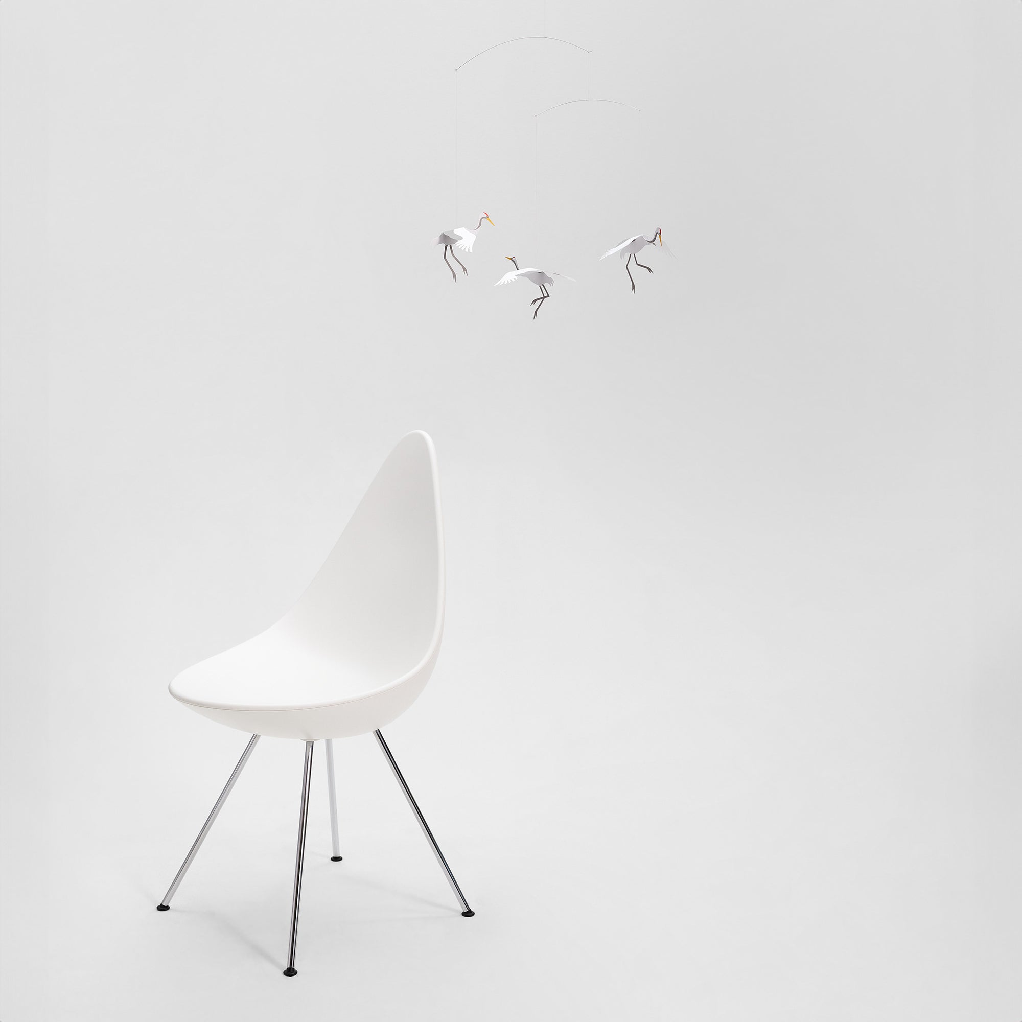Flensted Mobiles（フレンステッド・モビール）は、1953年創業のデンマーク発・モビール専門ブランド。北欧デザインの文脈に立脚し、造形・質量配分・回転慣性を最適化して、わずかな気流でも自律的に表情を変える構成美を追求します。各パーツは重心とトルクの釣り合いを精密に設計し、静止と運動のあいだを往還する“動く彫刻”として空間に時間軸を付与。代表作「Lucky Storks」から幾何学、鳥類、気球まで多彩で、紙・ステンレス・木材の軽量構造は施工負荷が小さく、住宅・商業・ホスピタリティ・キッズ空間に適合します。現在もデンマーク国内で手作業組立・品質管理を徹底し、視覚ノイズを抑えた運動リズムが集中・鎮静・遊び心をもたらします。北欧インテリアの天井飾りや吊り下げモビールとして、リビング・子供部屋・出産祝いギフトに最適なデンマーク製の正規品です。