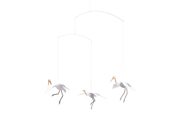 Flensted Hanging Art（フレンステッド・ハンギングアート）は、1954年にデンマークで誕生した北欧モビールの老舗ブランドです。創業者クリスチャン・フレンステッドと妻グレーテが自宅で最初のモビールを作ったことから始まり、現在も家族経営のもと、すべて手作業で丁寧に製作されています。風や空気の流れで繊細に揺れるモビールは、リビングや寝室、子供部屋、玄関、オフィスなど、さまざまな空間に静けさと調和をもたらします。北欧インテリアやモダンアートと調和するシンプルで洗練されたデザインは、出産祝いや引越し祝い、誕生日などのギフトにも最適。2024年にはブランド名を「Flensted mobiles」から「Flensted Hanging Art」へ刷新し、アート性とハンドメイドの温もりをそのままに、より現代的な世界観を発信しています。癒しの空間演出を求める方におすすめのインテリアアートです。