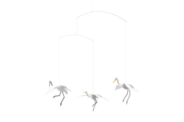 Flensted Hanging Art（フレンステッド・ハンギングアート）は、1954年にデンマークで誕生した北欧モビールの老舗ブランドです。創業者クリスチャン・フレンステッドと妻グレーテが自宅で最初のモビールを作ったことから始まり、現在も家族経営のもと、すべて手作業で丁寧に製作されています。風や空気の流れで繊細に揺れるモビールは、リビングや寝室、子供部屋、玄関、オフィスなど、さまざまな空間に静けさと調和をもたらします。北欧インテリアやモダンアートと調和するシンプルで洗練されたデザインは、出産祝いや引越し祝い、誕生日などのギフトにも最適。2024年にはブランド名を「Flensted mobiles」から「Flensted Hanging Art」へ刷新し、アート性とハンドメイドの温もりをそのままに、より現代的な世界観を発信しています。癒しの空間演出を求める方におすすめのインテリアアートです。
