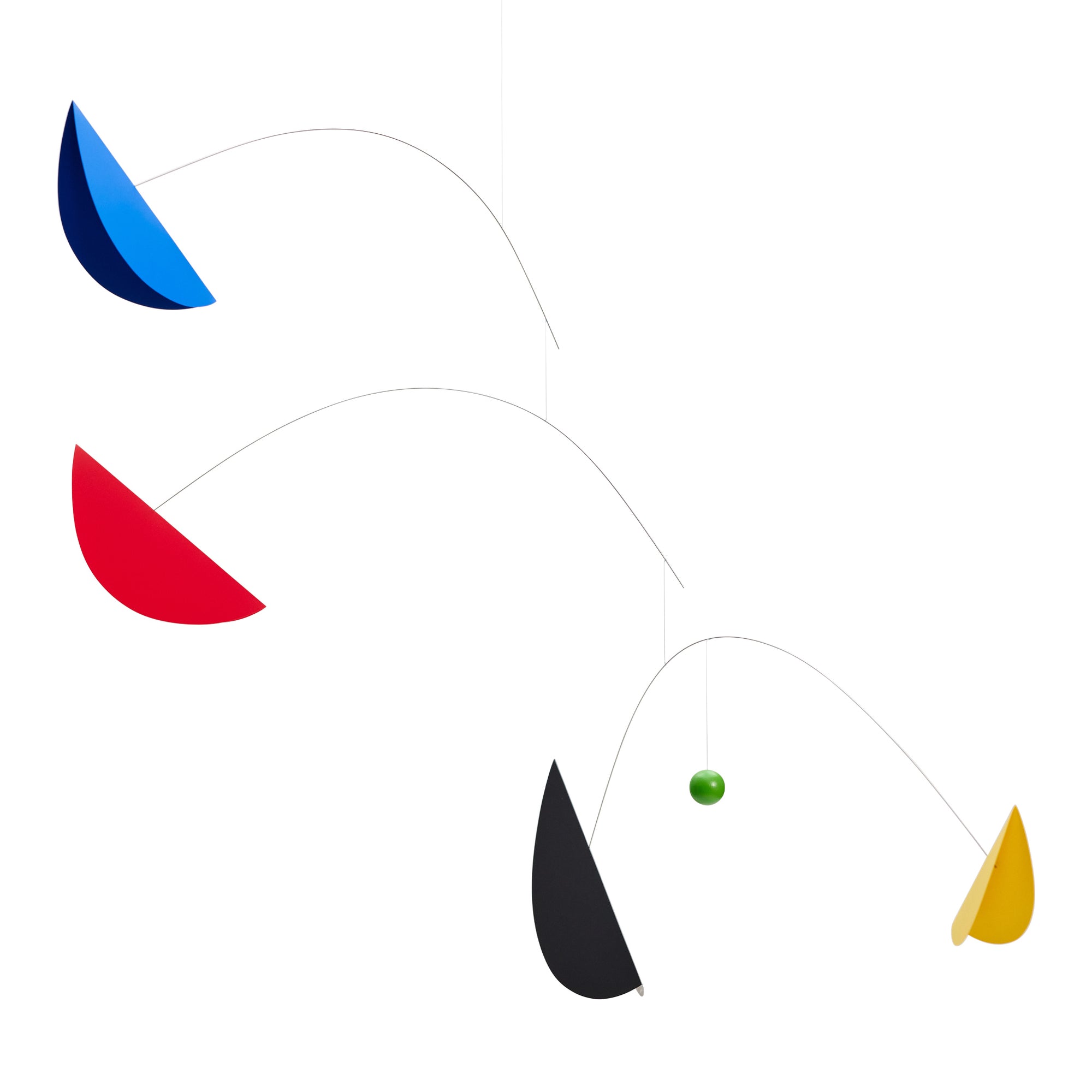 Flensted Mobiles（フレンステッド・モビール）は、1953年創業のデンマーク発・モビール専門ブランド。北欧デザインの文脈に立脚し、造形・質量配分・回転慣性を最適化して、わずかな気流でも自律的に表情を変える構成美を追求します。各パーツは重心とトルクの釣り合いを精密に設計し、静止と運動のあいだを往還する“動く彫刻”として空間に時間軸を付与。代表作「Lucky Storks」から幾何学、鳥類、気球まで多彩で、紙・ステンレス・木材の軽量構造は施工負荷が小さく、住宅・商業・ホスピタリティ・キッズ空間に適合します。現在もデンマーク国内で手作業組立・品質管理を徹底し、視覚ノイズを抑えた運動リズムが集中・鎮静・遊び心をもたらします。北欧インテリアの天井飾りや吊り下げモビールとして、リビング・子供部屋・出産祝いギフトに最適なデンマーク製の正規品です。