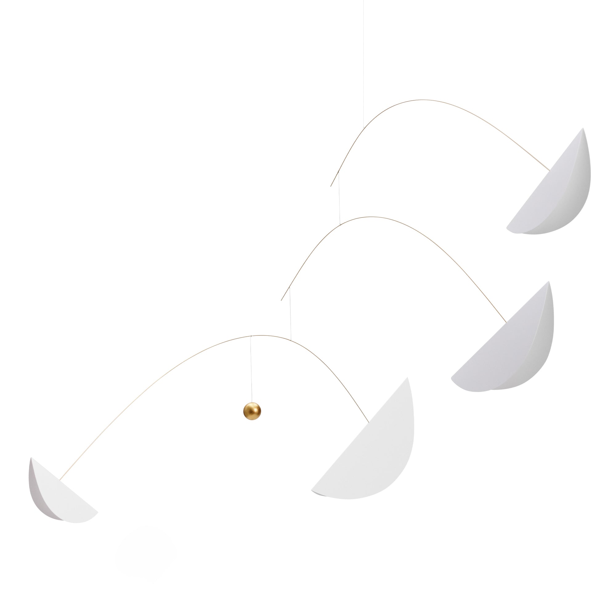 Flensted Mobiles（フレンステッド・モビール）は、1953年創業のデンマーク発・モビール専門ブランド。北欧デザインの文脈に立脚し、造形・質量配分・回転慣性を最適化して、わずかな気流でも自律的に表情を変える構成美を追求します。各パーツは重心とトルクの釣り合いを精密に設計し、静止と運動のあいだを往還する“動く彫刻”として空間に時間軸を付与。代表作「Lucky Storks」から幾何学、鳥類、気球まで多彩で、紙・ステンレス・木材の軽量構造は施工負荷が小さく、住宅・商業・ホスピタリティ・キッズ空間に適合します。現在もデンマーク国内で手作業組立・品質管理を徹底し、視覚ノイズを抑えた運動リズムが集中・鎮静・遊び心をもたらします。北欧インテリアの天井飾りや吊り下げモビールとして、リビング・子供部屋・出産祝いギフトに最適なデンマーク製の正規品です。