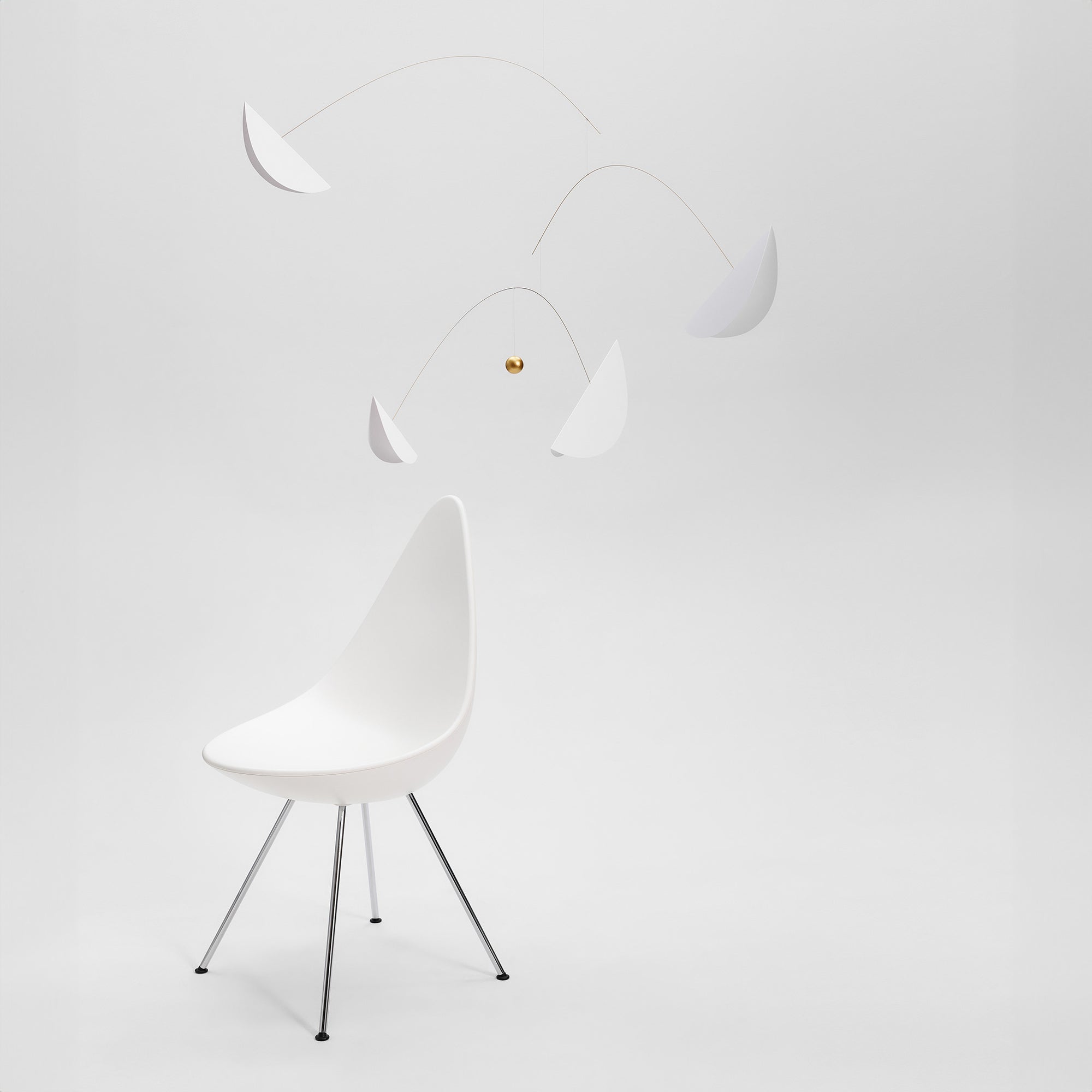 Flensted Mobiles（フレンステッド・モビール）は、1953年創業のデンマーク発・モビール専門ブランド。北欧デザインの文脈に立脚し、造形・質量配分・回転慣性を最適化して、わずかな気流でも自律的に表情を変える構成美を追求します。各パーツは重心とトルクの釣り合いを精密に設計し、静止と運動のあいだを往還する“動く彫刻”として空間に時間軸を付与。代表作「Lucky Storks」から幾何学、鳥類、気球まで多彩で、紙・ステンレス・木材の軽量構造は施工負荷が小さく、住宅・商業・ホスピタリティ・キッズ空間に適合します。現在もデンマーク国内で手作業組立・品質管理を徹底し、視覚ノイズを抑えた運動リズムが集中・鎮静・遊び心をもたらします。北欧インテリアの天井飾りや吊り下げモビールとして、リビング・子供部屋・出産祝いギフトに最適なデンマーク製の正規品です。