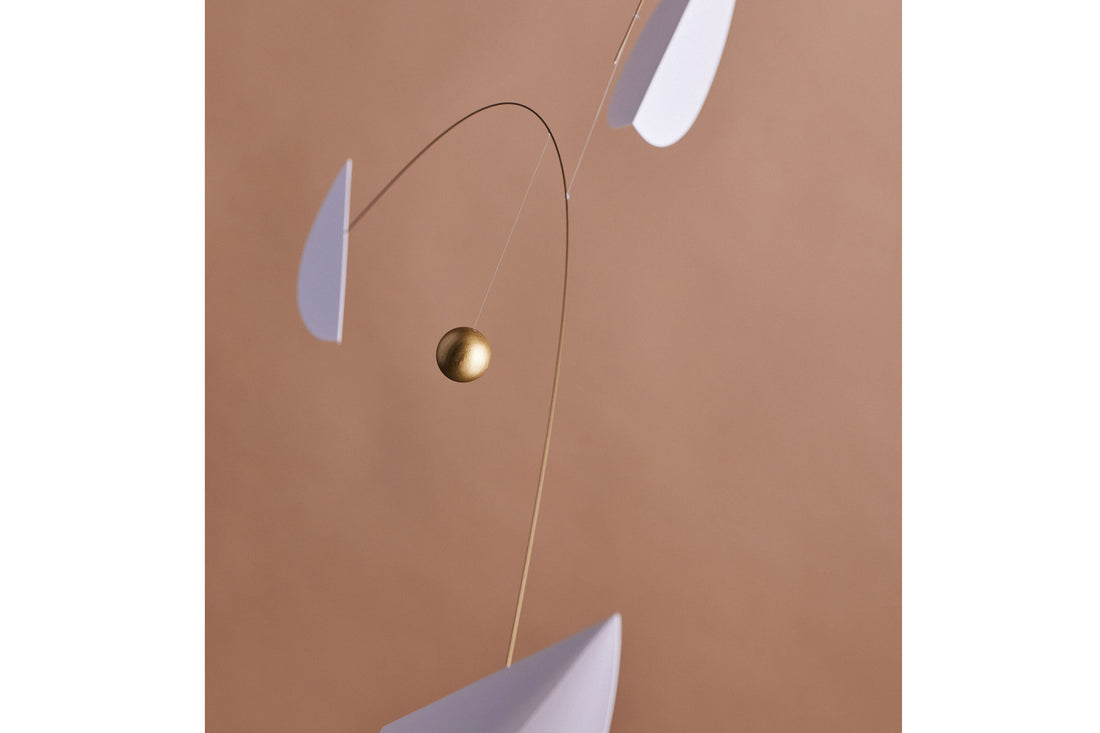 Flensted Hanging Art（フレンステッド・ハンギングアート）は、1954年にデンマークで誕生した北欧モビールの老舗ブランドです。創業者クリスチャン・フレンステッドと妻グレーテが自宅で最初のモビールを作ったことから始まり、現在も家族経営のもと、すべて手作業で丁寧に製作されています。風や空気の流れで繊細に揺れるモビールは、リビングや寝室、子供部屋、玄関、オフィスなど、さまざまな空間に静けさと調和をもたらします。北欧インテリアやモダンアートと調和するシンプルで洗練されたデザインは、出産祝いや引越し祝い、誕生日などのギフトにも最適。2024年にはブランド名を「Flensted mobiles」から「Flensted Hanging Art」へ刷新し、アート性とハンドメイドの温もりをそのままに、より現代的な世界観を発信しています。癒しの空間演出を求める方におすすめのインテリアアートです。