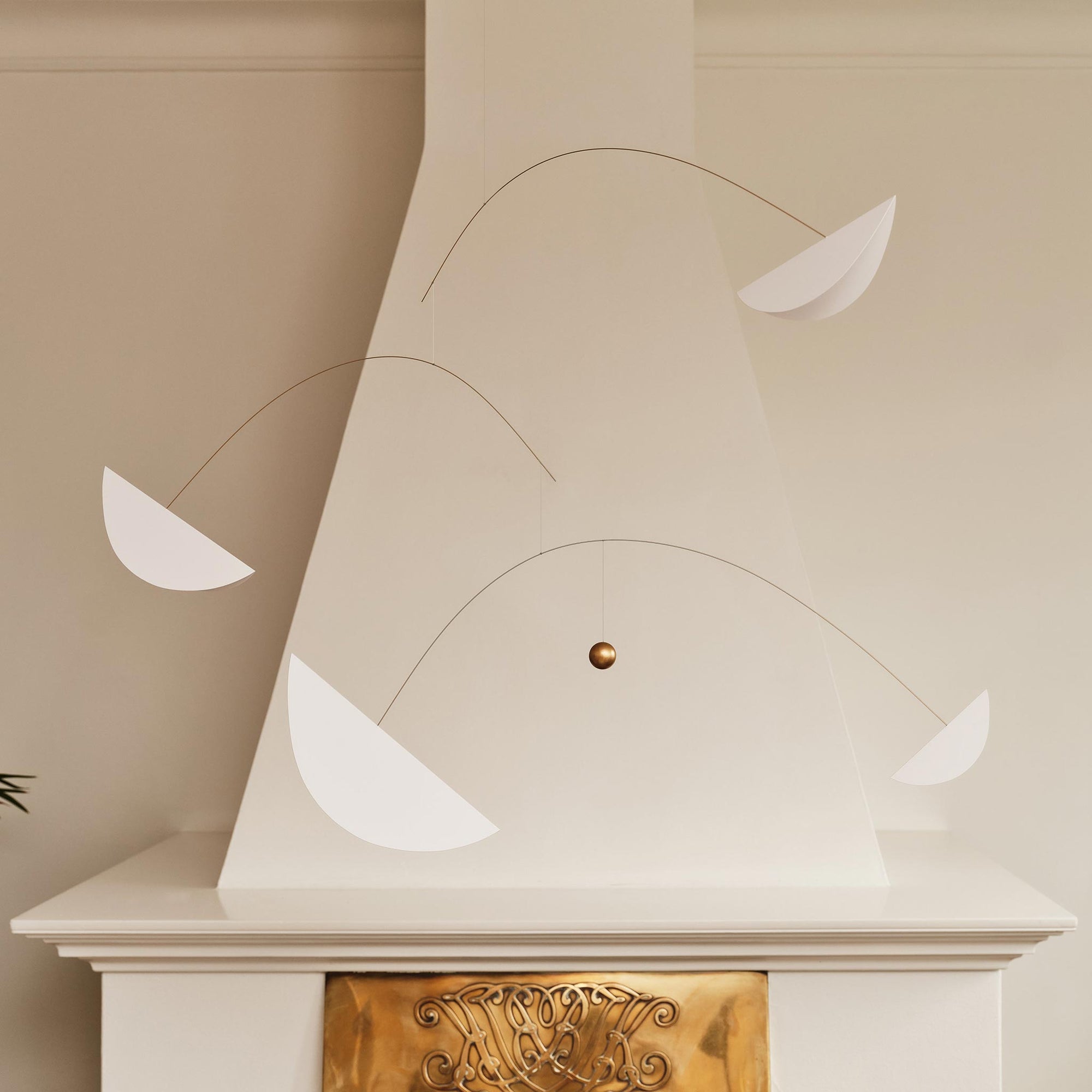 Flensted Mobiles（フレンステッド・モビール）は、1953年創業のデンマーク発・モビール専門ブランド。北欧デザインの文脈に立脚し、造形・質量配分・回転慣性を最適化して、わずかな気流でも自律的に表情を変える構成美を追求します。各パーツは重心とトルクの釣り合いを精密に設計し、静止と運動のあいだを往還する“動く彫刻”として空間に時間軸を付与。代表作「Lucky Storks」から幾何学、鳥類、気球まで多彩で、紙・ステンレス・木材の軽量構造は施工負荷が小さく、住宅・商業・ホスピタリティ・キッズ空間に適合します。現在もデンマーク国内で手作業組立・品質管理を徹底し、視覚ノイズを抑えた運動リズムが集中・鎮静・遊び心をもたらします。北欧インテリアの天井飾りや吊り下げモビールとして、リビング・子供部屋・出産祝いギフトに最適なデンマーク製の正規品です。