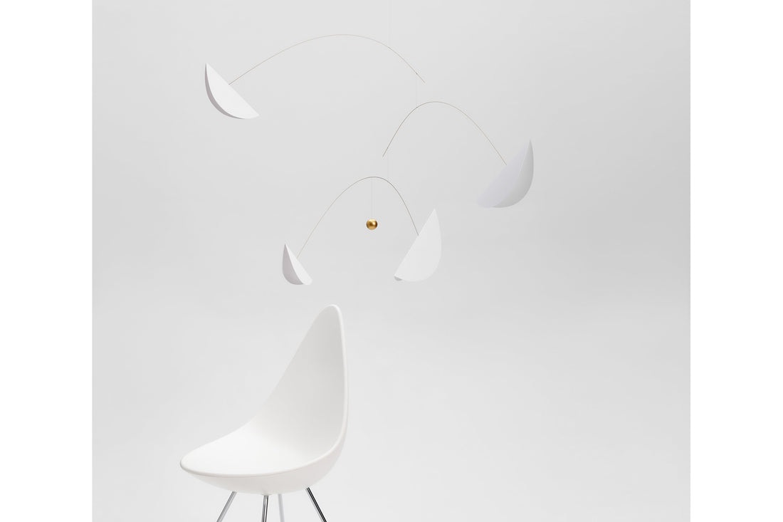 Flensted Hanging Art（フレンステッド・ハンギングアート）は、1954年にデンマークで誕生した北欧モビールの老舗ブランドです。創業者クリスチャン・フレンステッドと妻グレーテが自宅で最初のモビールを作ったことから始まり、現在も家族経営のもと、すべて手作業で丁寧に製作されています。風や空気の流れで繊細に揺れるモビールは、リビングや寝室、子供部屋、玄関、オフィスなど、さまざまな空間に静けさと調和をもたらします。北欧インテリアやモダンアートと調和するシンプルで洗練されたデザインは、出産祝いや引越し祝い、誕生日などのギフトにも最適。2024年にはブランド名を「Flensted mobiles」から「Flensted Hanging Art」へ刷新し、アート性とハンドメイドの温もりをそのままに、より現代的な世界観を発信しています。癒しの空間演出を求める方におすすめのインテリアアートです。