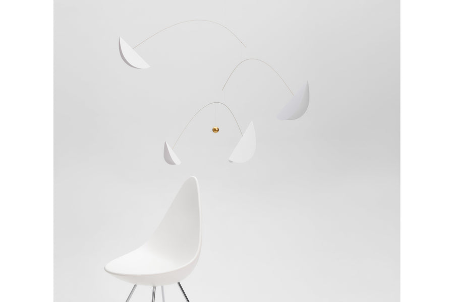 Flensted Hanging Art（フレンステッド・ハンギングアート）は、1954年にデンマークで誕生した北欧モビールの老舗ブランドです。創業者クリスチャン・フレンステッドと妻グレーテが自宅で最初のモビールを作ったことから始まり、現在も家族経営のもと、すべて手作業で丁寧に製作されています。風や空気の流れで繊細に揺れるモビールは、リビングや寝室、子供部屋、玄関、オフィスなど、さまざまな空間に静けさと調和をもたらします。北欧インテリアやモダンアートと調和するシンプルで洗練されたデザインは、出産祝いや引越し祝い、誕生日などのギフトにも最適。2024年にはブランド名を「Flensted mobiles」から「Flensted Hanging Art」へ刷新し、アート性とハンドメイドの温もりをそのままに、より現代的な世界観を発信しています。癒しの空間演出を求める方におすすめのインテリアアートです。