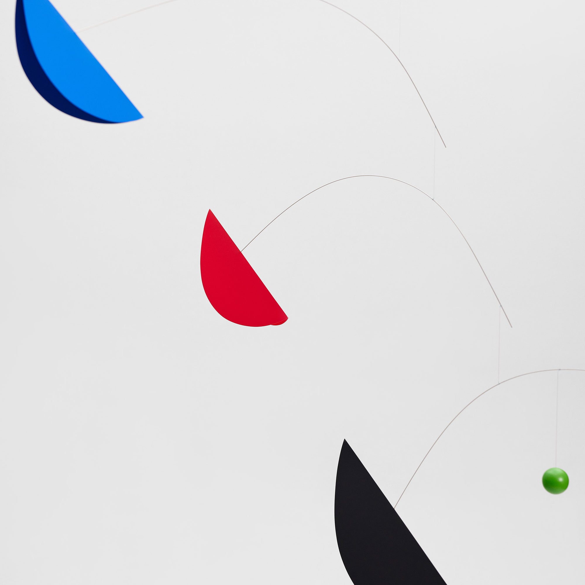 Flensted Mobiles（フレンステッド・モビール）は、1953年創業のデンマーク発・モビール専門ブランド。北欧デザインの文脈に立脚し、造形・質量配分・回転慣性を最適化して、わずかな気流でも自律的に表情を変える構成美を追求します。各パーツは重心とトルクの釣り合いを精密に設計し、静止と運動のあいだを往還する“動く彫刻”として空間に時間軸を付与。代表作「Lucky Storks」から幾何学、鳥類、気球まで多彩で、紙・ステンレス・木材の軽量構造は施工負荷が小さく、住宅・商業・ホスピタリティ・キッズ空間に適合します。現在もデンマーク国内で手作業組立・品質管理を徹底し、視覚ノイズを抑えた運動リズムが集中・鎮静・遊び心をもたらします。北欧インテリアの天井飾りや吊り下げモビールとして、リビング・子供部屋・出産祝いギフトに最適なデンマーク製の正規品です。