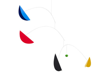 Flensted Hanging Art（フレンステッド・ハンギングアート）は、1954年にデンマークで誕生した北欧モビールの老舗ブランドです。創業者クリスチャン・フレンステッドと妻グレーテが自宅で最初のモビールを作ったことから始まり、現在も家族経営のもと、すべて手作業で丁寧に製作されています。風や空気の流れで繊細に揺れるモビールは、リビングや寝室、子供部屋、玄関、オフィスなど、さまざまな空間に静けさと調和をもたらします。北欧インテリアやモダンアートと調和するシンプルで洗練されたデザインは、出産祝いや引越し祝い、誕生日などのギフトにも最適。2024年にはブランド名を「Flensted mobiles」から「Flensted Hanging Art」へ刷新し、アート性とハンドメイドの温もりをそのままに、より現代的な世界観を発信しています。癒しの空間演出を求める方におすすめのインテリアアートです。