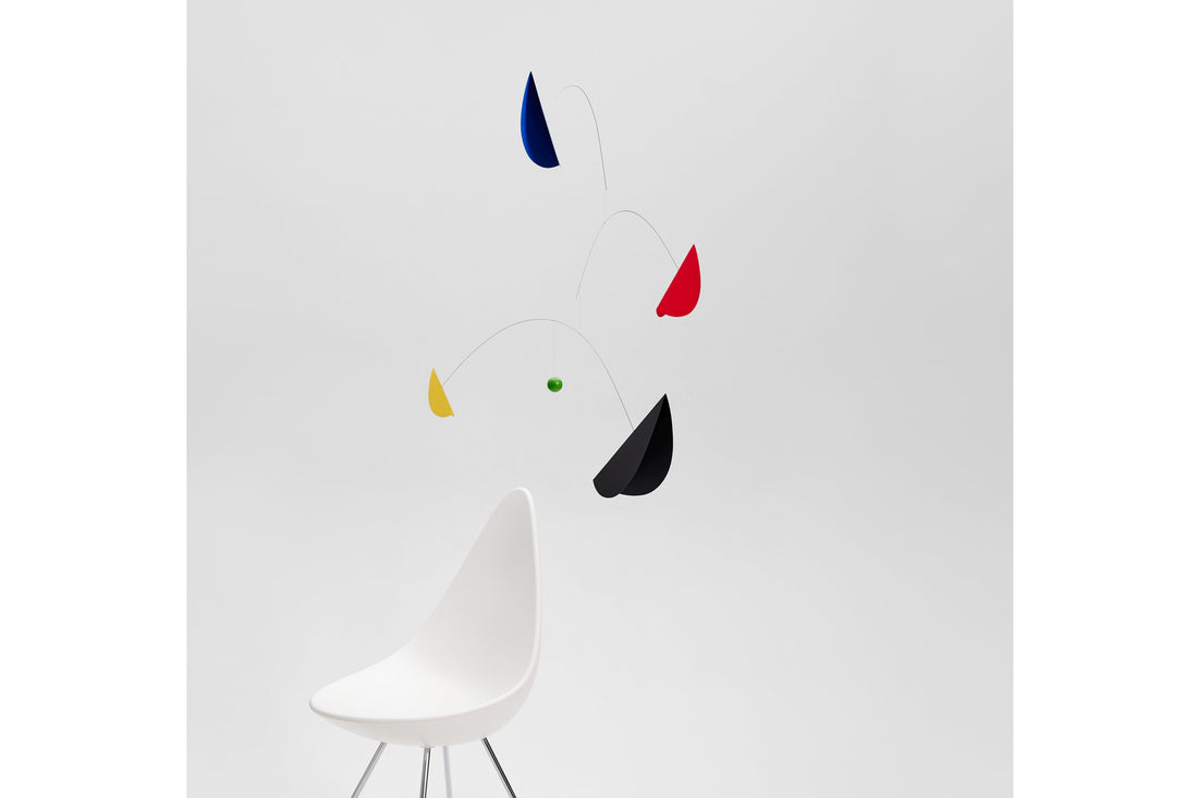 Flensted Hanging Art（フレンステッド・ハンギングアート）は、1954年にデンマークで誕生した北欧モビールの老舗ブランドです。創業者クリスチャン・フレンステッドと妻グレーテが自宅で最初のモビールを作ったことから始まり、現在も家族経営のもと、すべて手作業で丁寧に製作されています。風や空気の流れで繊細に揺れるモビールは、リビングや寝室、子供部屋、玄関、オフィスなど、さまざまな空間に静けさと調和をもたらします。北欧インテリアやモダンアートと調和するシンプルで洗練されたデザインは、出産祝いや引越し祝い、誕生日などのギフトにも最適。2024年にはブランド名を「Flensted mobiles」から「Flensted Hanging Art」へ刷新し、アート性とハンドメイドの温もりをそのままに、より現代的な世界観を発信しています。癒しの空間演出を求める方におすすめのインテリアアートです。