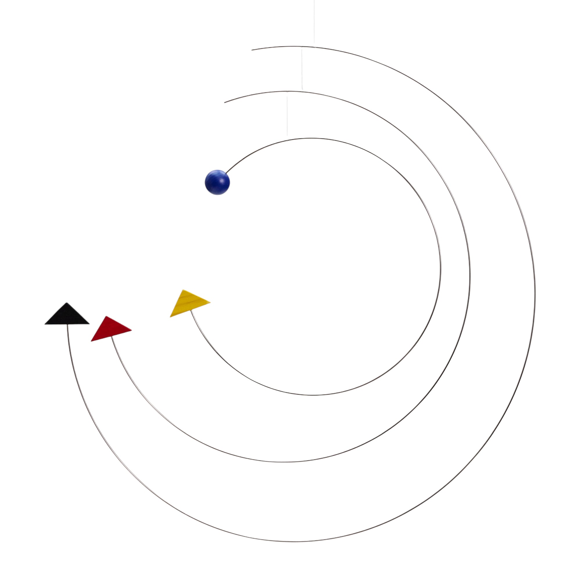 Flensted Mobiles（フレンステッド・モビール）は、1953年創業のデンマーク発・モビール専門ブランド。北欧デザインの文脈に立脚し、造形・質量配分・回転慣性を最適化して、わずかな気流でも自律的に表情を変える構成美を追求します。各パーツは重心とトルクの釣り合いを精密に設計し、静止と運動のあいだを往還する“動く彫刻”として空間に時間軸を付与。代表作「Lucky Storks」から幾何学、鳥類、気球まで多彩で、紙・ステンレス・木材の軽量構造は施工負荷が小さく、住宅・商業・ホスピタリティ・キッズ空間に適合します。現在もデンマーク国内で手作業組立・品質管理を徹底し、視覚ノイズを抑えた運動リズムが集中・鎮静・遊び心をもたらします。北欧インテリアの天井飾りや吊り下げモビールとして、リビング・子供部屋・出産祝いギフトに最適なデンマーク製の正規品です。