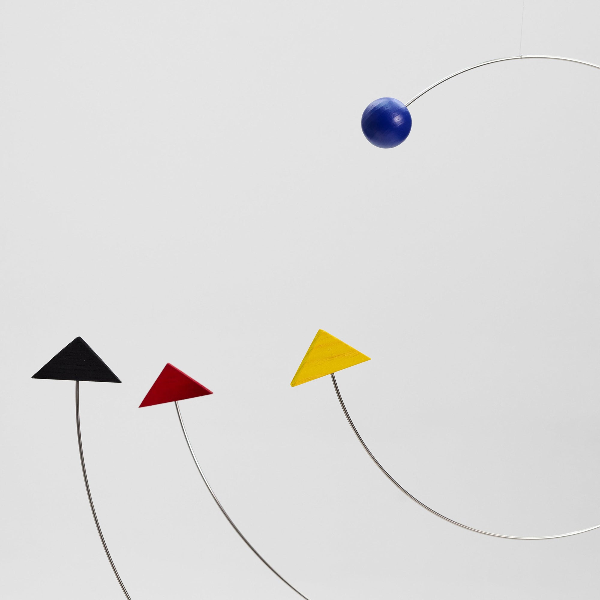 Flensted Mobiles（フレンステッド・モビール）は、1953年創業のデンマーク発・モビール専門ブランド。北欧デザインの文脈に立脚し、造形・質量配分・回転慣性を最適化して、わずかな気流でも自律的に表情を変える構成美を追求します。各パーツは重心とトルクの釣り合いを精密に設計し、静止と運動のあいだを往還する“動く彫刻”として空間に時間軸を付与。代表作「Lucky Storks」から幾何学、鳥類、気球まで多彩で、紙・ステンレス・木材の軽量構造は施工負荷が小さく、住宅・商業・ホスピタリティ・キッズ空間に適合します。現在もデンマーク国内で手作業組立・品質管理を徹底し、視覚ノイズを抑えた運動リズムが集中・鎮静・遊び心をもたらします。北欧インテリアの天井飾りや吊り下げモビールとして、リビング・子供部屋・出産祝いギフトに最適なデンマーク製の正規品です。