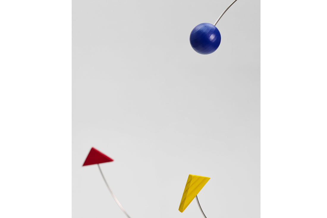 Flensted Hanging Art（フレンステッド・ハンギングアート）は、1954年にデンマークで誕生した北欧モビールの老舗ブランドです。創業者クリスチャン・フレンステッドと妻グレーテが自宅で最初のモビールを作ったことから始まり、現在も家族経営のもと、すべて手作業で丁寧に製作されています。風や空気の流れで繊細に揺れるモビールは、リビングや寝室、子供部屋、玄関、オフィスなど、さまざまな空間に静けさと調和をもたらします。北欧インテリアやモダンアートと調和するシンプルで洗練されたデザインは、出産祝いや引越し祝い、誕生日などのギフトにも最適。2024年にはブランド名を「Flensted mobiles」から「Flensted Hanging Art」へ刷新し、アート性とハンドメイドの温もりをそのままに、より現代的な世界観を発信しています。癒しの空間演出を求める方におすすめのインテリアアートです。