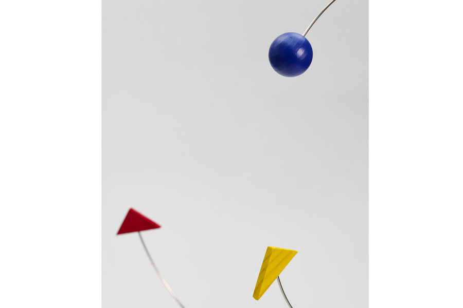 Flensted Hanging Art（フレンステッド・ハンギングアート）は、1954年にデンマークで誕生した北欧モビールの老舗ブランドです。創業者クリスチャン・フレンステッドと妻グレーテが自宅で最初のモビールを作ったことから始まり、現在も家族経営のもと、すべて手作業で丁寧に製作されています。風や空気の流れで繊細に揺れるモビールは、リビングや寝室、子供部屋、玄関、オフィスなど、さまざまな空間に静けさと調和をもたらします。北欧インテリアやモダンアートと調和するシンプルで洗練されたデザインは、出産祝いや引越し祝い、誕生日などのギフトにも最適。2024年にはブランド名を「Flensted mobiles」から「Flensted Hanging Art」へ刷新し、アート性とハンドメイドの温もりをそのままに、より現代的な世界観を発信しています。癒しの空間演出を求める方におすすめのインテリアアートです。