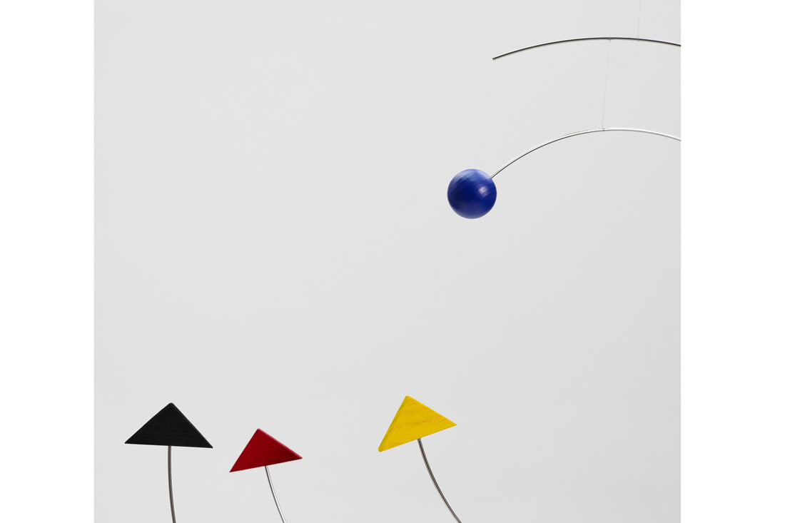 Flensted Hanging Art（フレンステッド・ハンギングアート）は、1954年にデンマークで誕生した北欧モビールの老舗ブランドです。創業者クリスチャン・フレンステッドと妻グレーテが自宅で最初のモビールを作ったことから始まり、現在も家族経営のもと、すべて手作業で丁寧に製作されています。風や空気の流れで繊細に揺れるモビールは、リビングや寝室、子供部屋、玄関、オフィスなど、さまざまな空間に静けさと調和をもたらします。北欧インテリアやモダンアートと調和するシンプルで洗練されたデザインは、出産祝いや引越し祝い、誕生日などのギフトにも最適。2024年にはブランド名を「Flensted mobiles」から「Flensted Hanging Art」へ刷新し、アート性とハンドメイドの温もりをそのままに、より現代的な世界観を発信しています。癒しの空間演出を求める方におすすめのインテリアアートです。