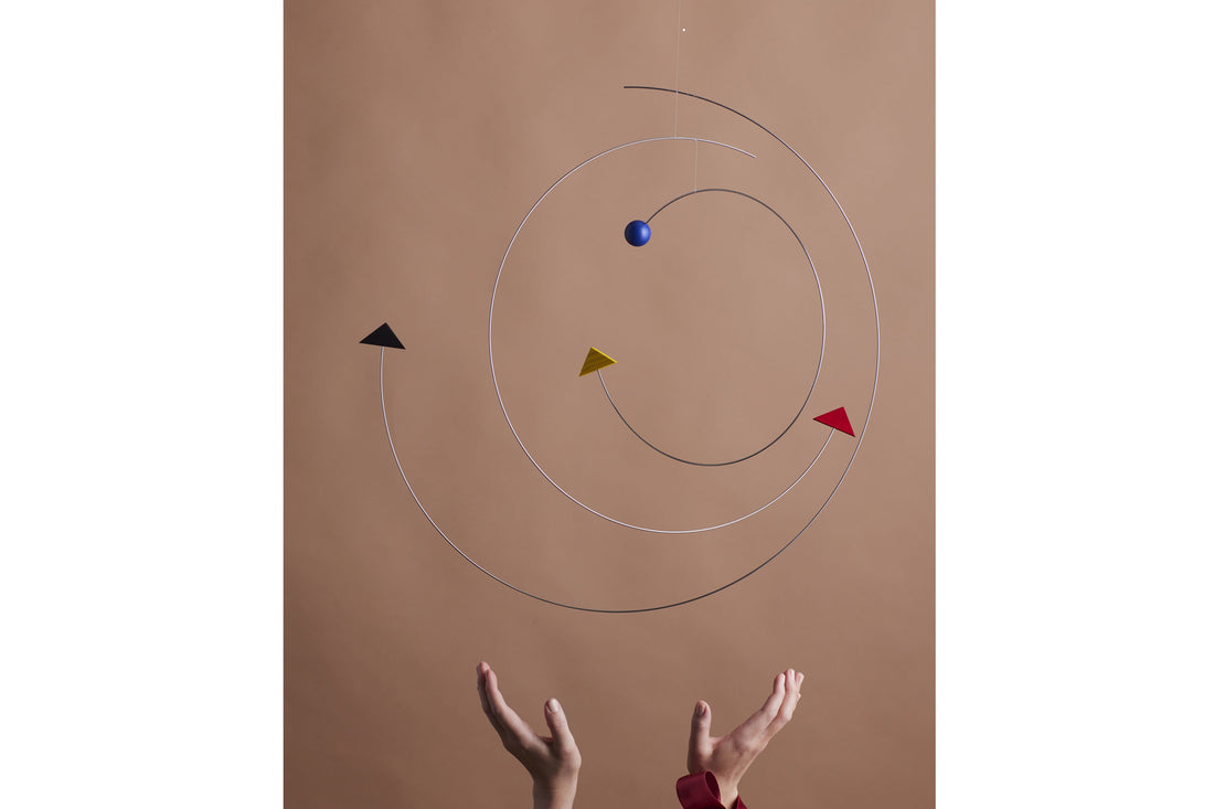 Flensted Hanging Art（フレンステッド・ハンギングアート）は、1954年にデンマークで誕生した北欧モビールの老舗ブランドです。創業者クリスチャン・フレンステッドと妻グレーテが自宅で最初のモビールを作ったことから始まり、現在も家族経営のもと、すべて手作業で丁寧に製作されています。風や空気の流れで繊細に揺れるモビールは、リビングや寝室、子供部屋、玄関、オフィスなど、さまざまな空間に静けさと調和をもたらします。北欧インテリアやモダンアートと調和するシンプルで洗練されたデザインは、出産祝いや引越し祝い、誕生日などのギフトにも最適。2024年にはブランド名を「Flensted mobiles」から「Flensted Hanging Art」へ刷新し、アート性とハンドメイドの温もりをそのままに、より現代的な世界観を発信しています。癒しの空間演出を求める方におすすめのインテリアアートです。